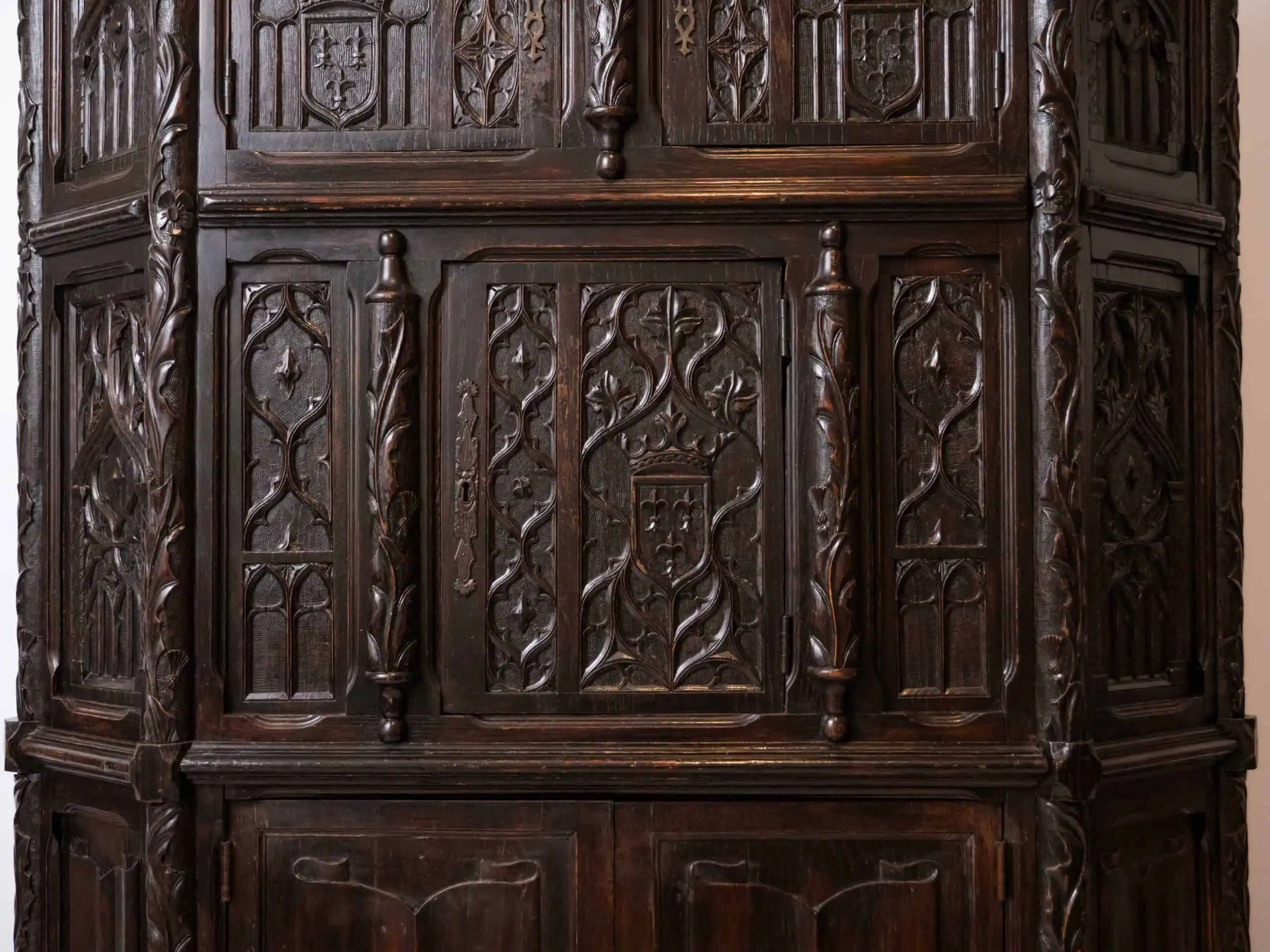 Neogotická dubová skříň. Bohatě řezbovaná