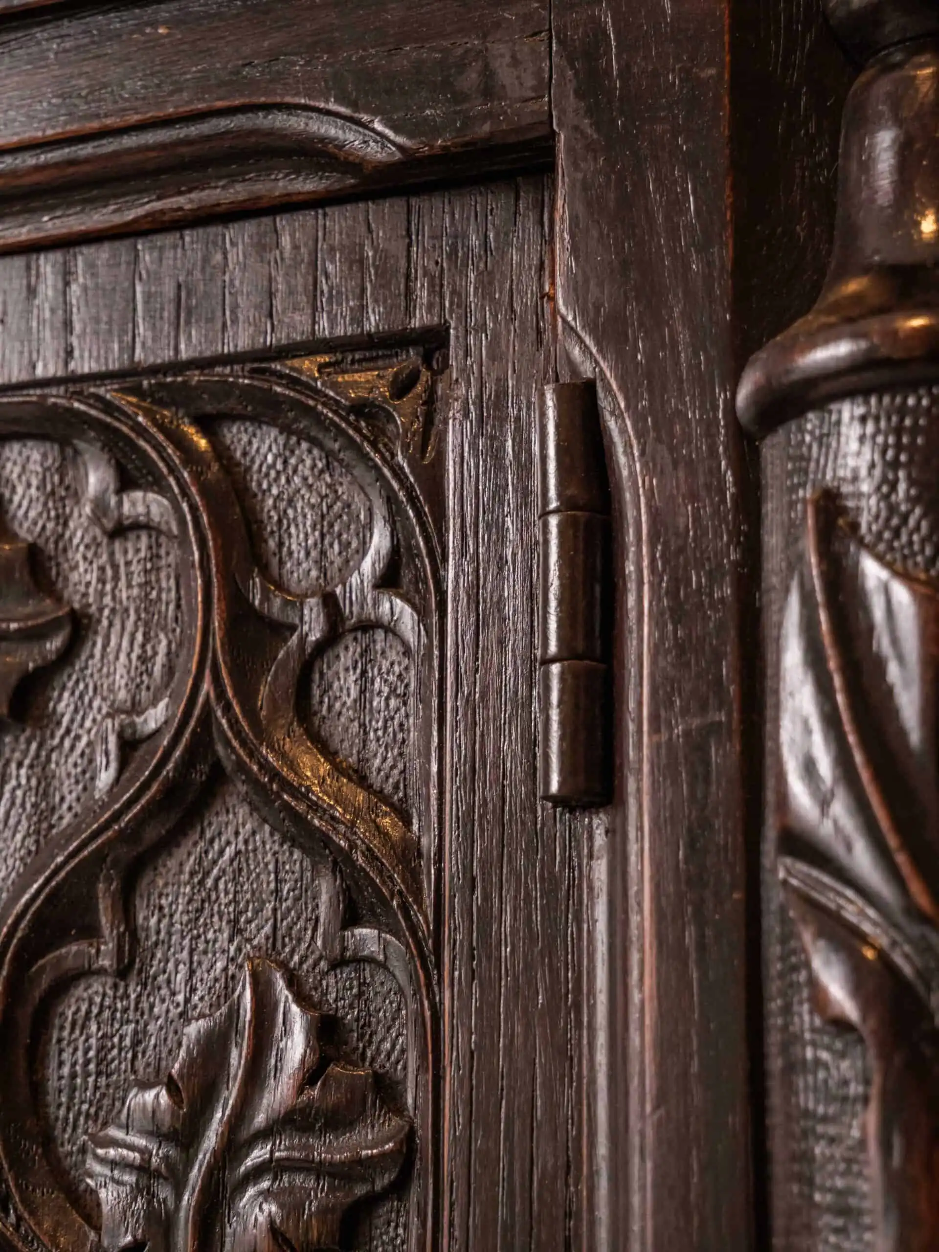 Neogotická dubová skříň. Bohatě řezbovaná