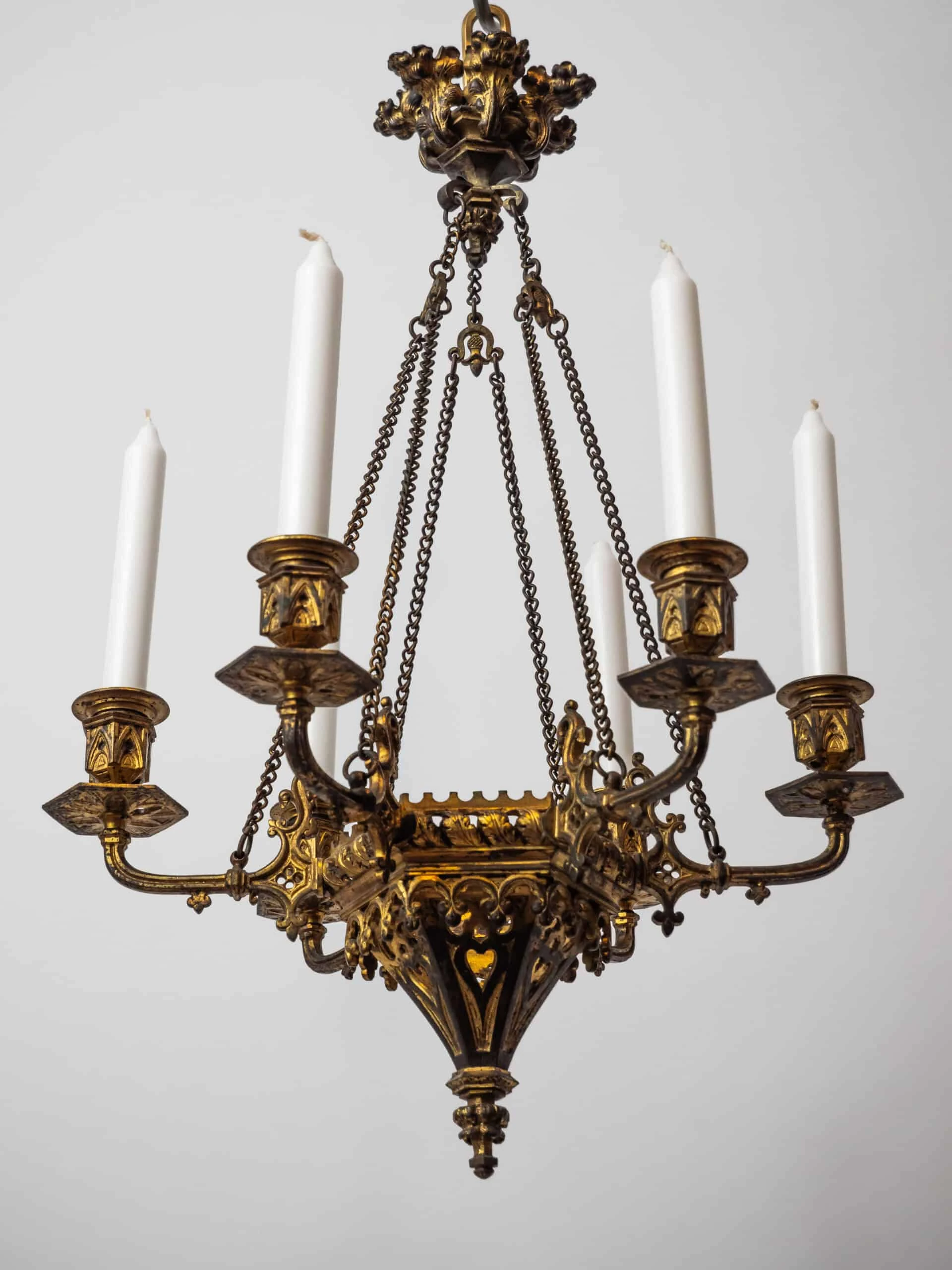 Menší neogotický lustr