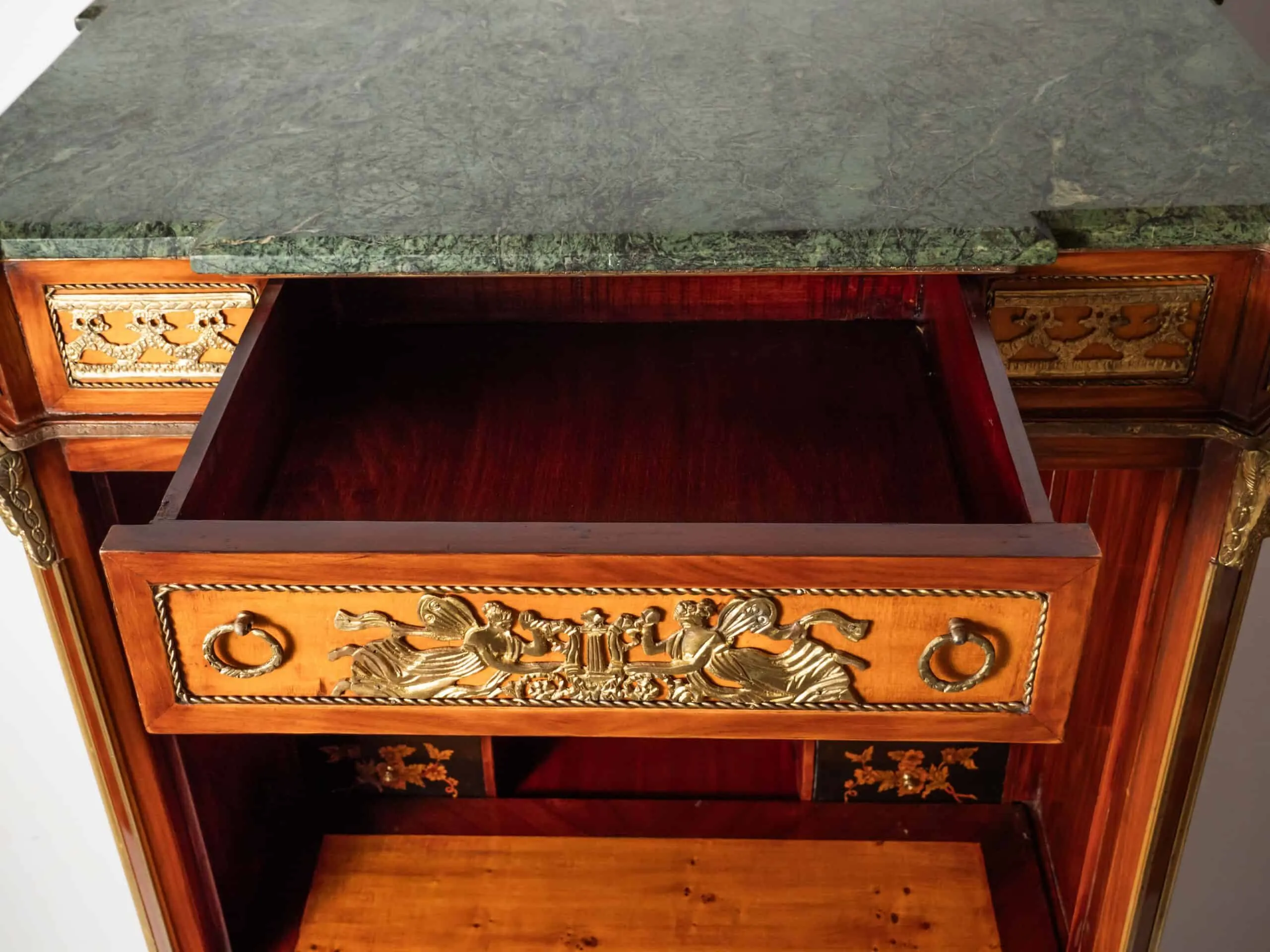 Bohatě zdobený neoklasicistní sekretář