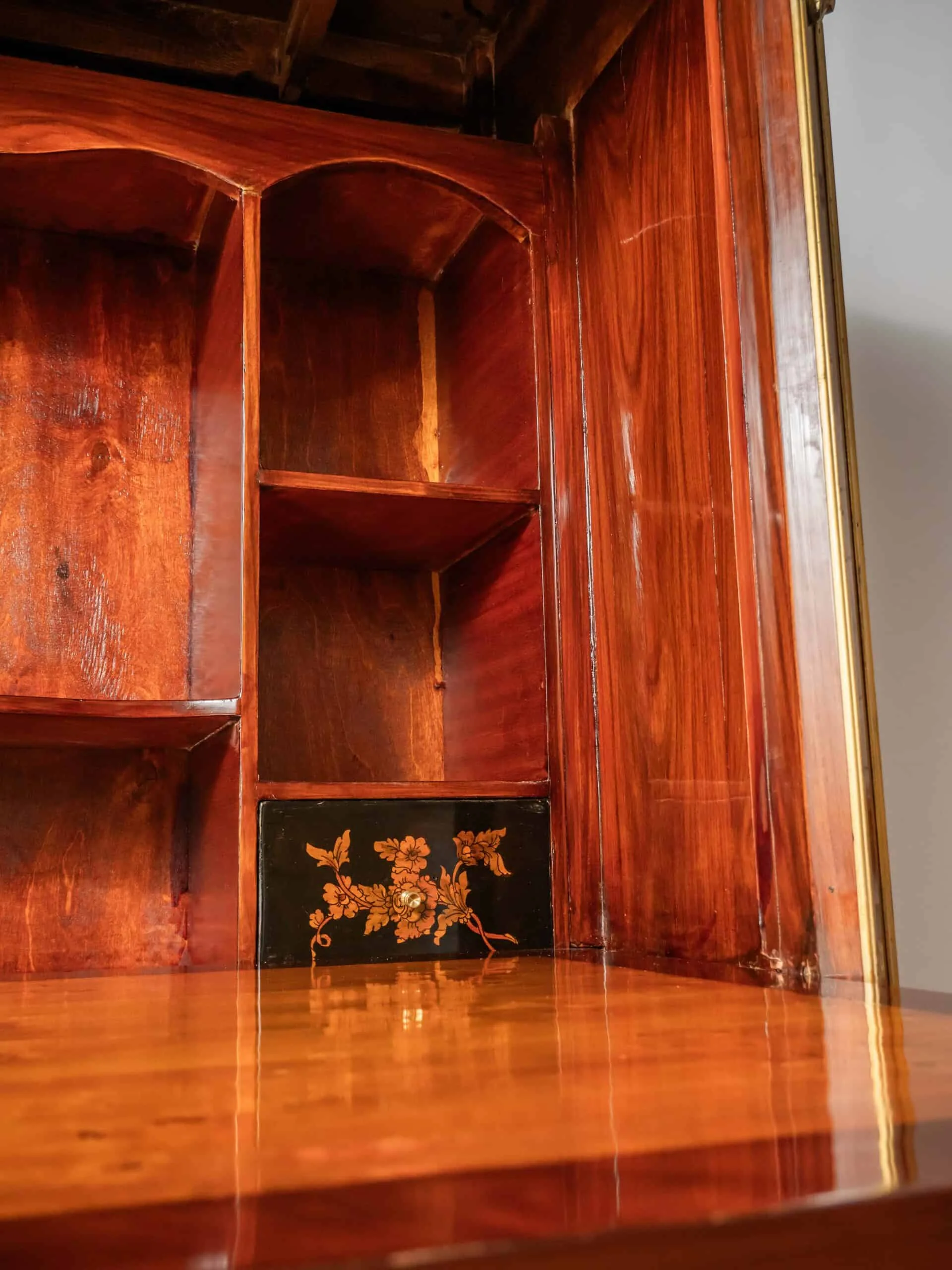 Bohatě zdobený neoklasicistní sekretář