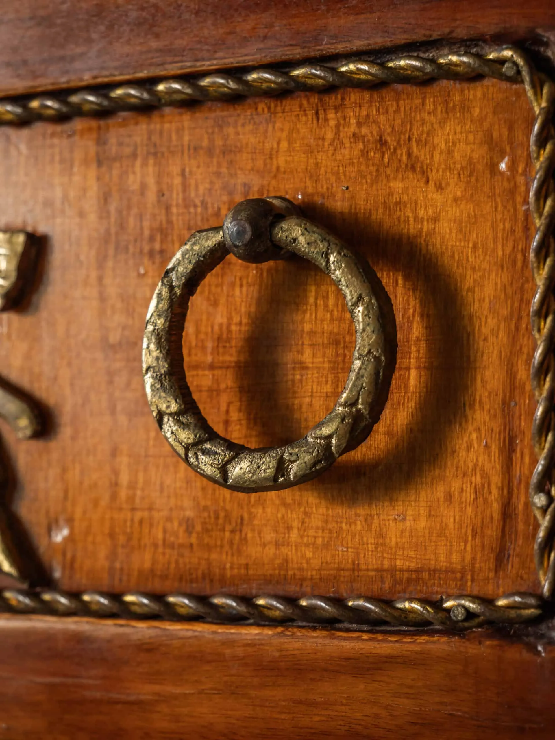 Bohatě zdobený neoklasicistní sekretář