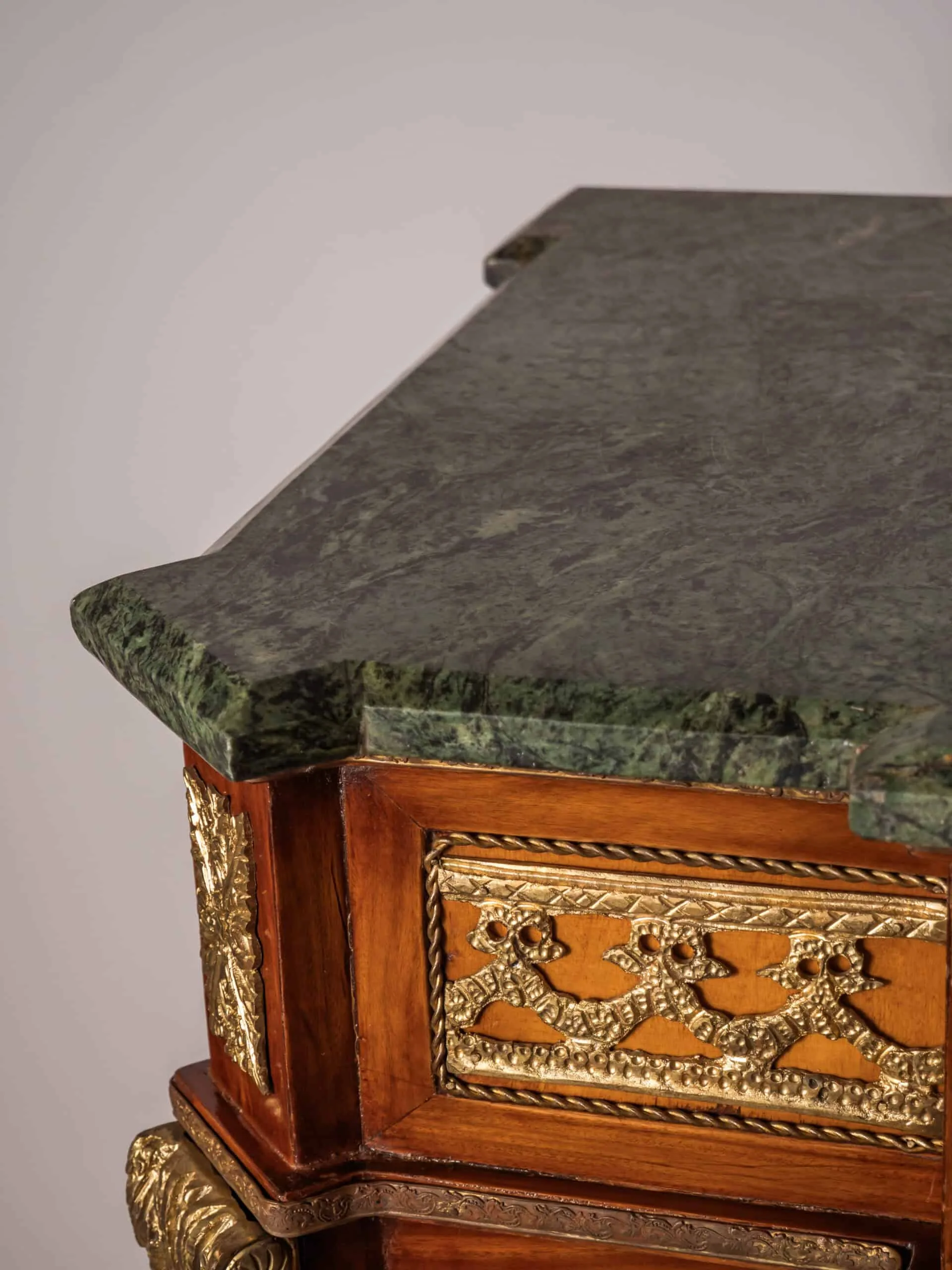 Bohatě zdobený neoklasicistní sekretář