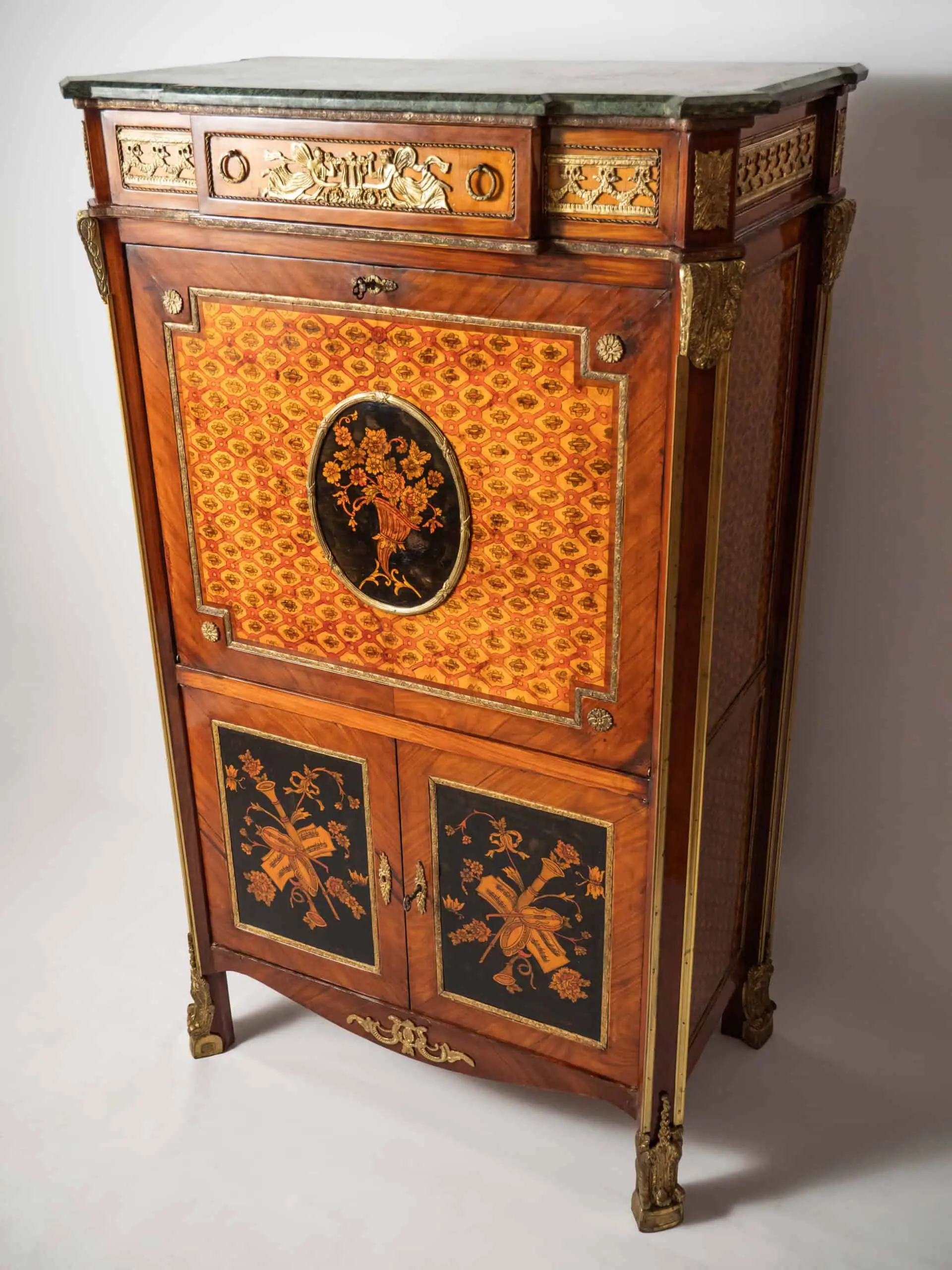 Bohatě zdobený neoklasicistní sekretář