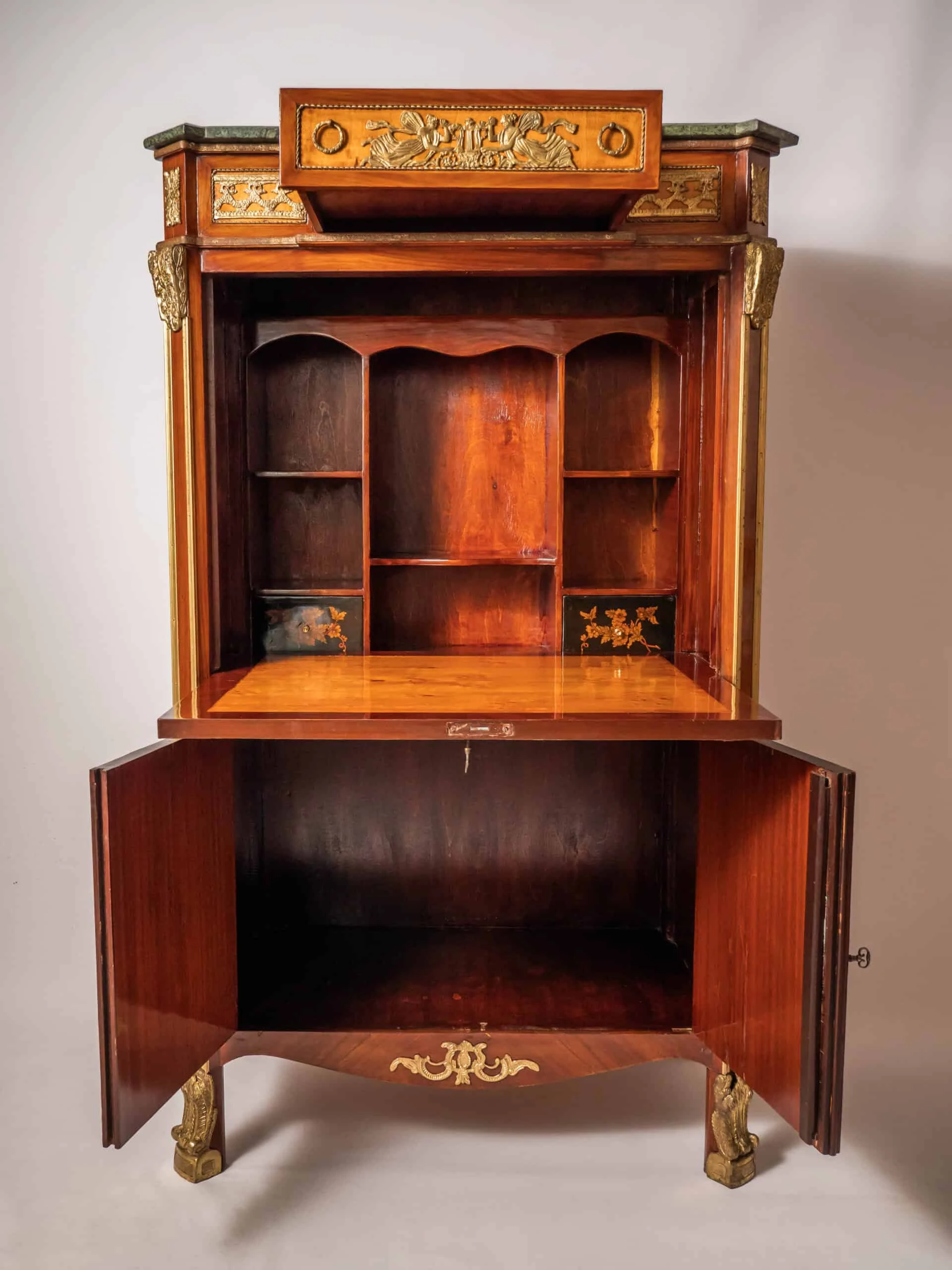 Bohatě zdobený neoklasicistní sekretář