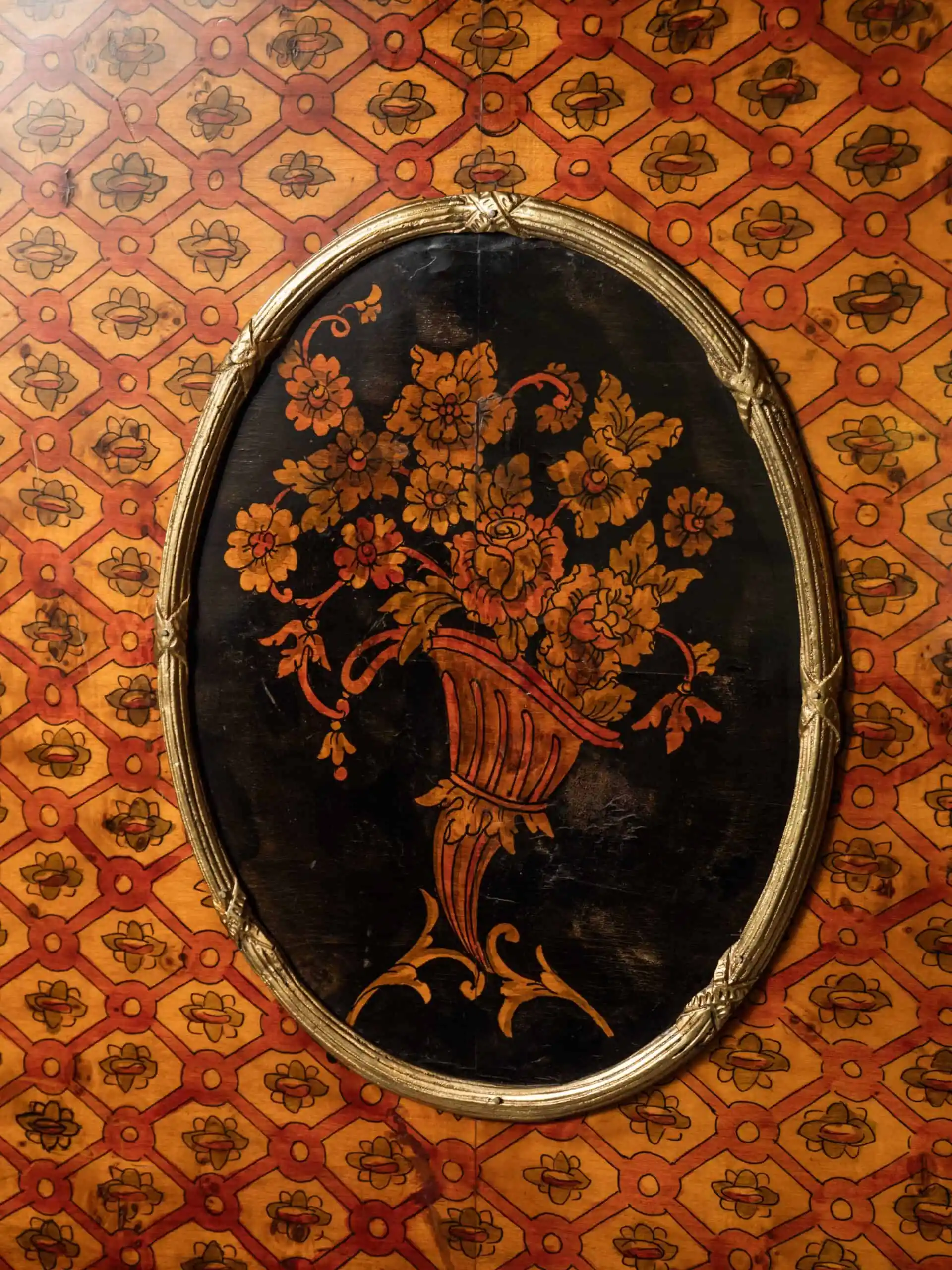 Bohatě zdobený neoklasicistní sekretář