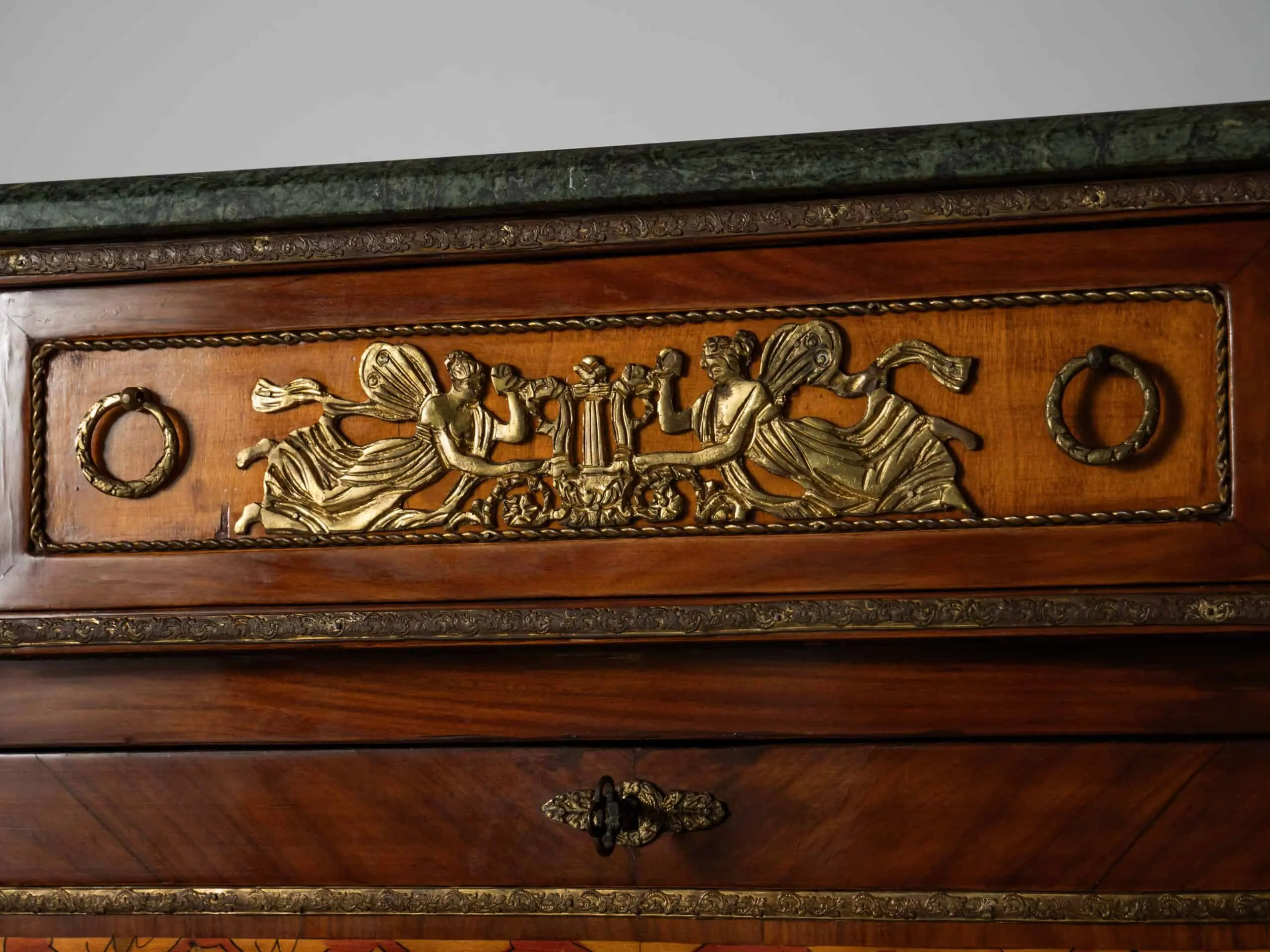 Bohatě zdobený neoklasicistní sekretář