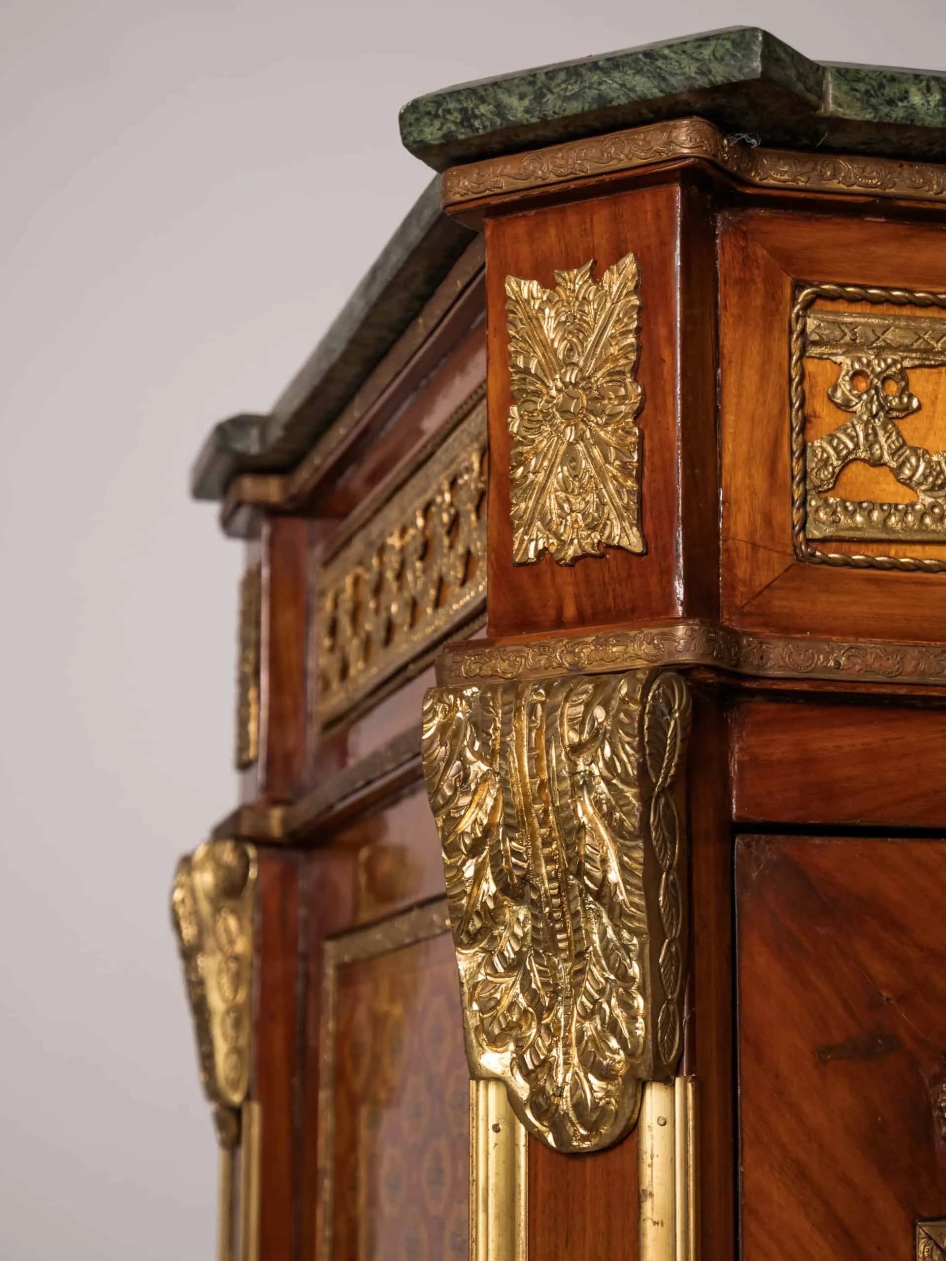 Bohatě zdobený neoklasicistní sekretář