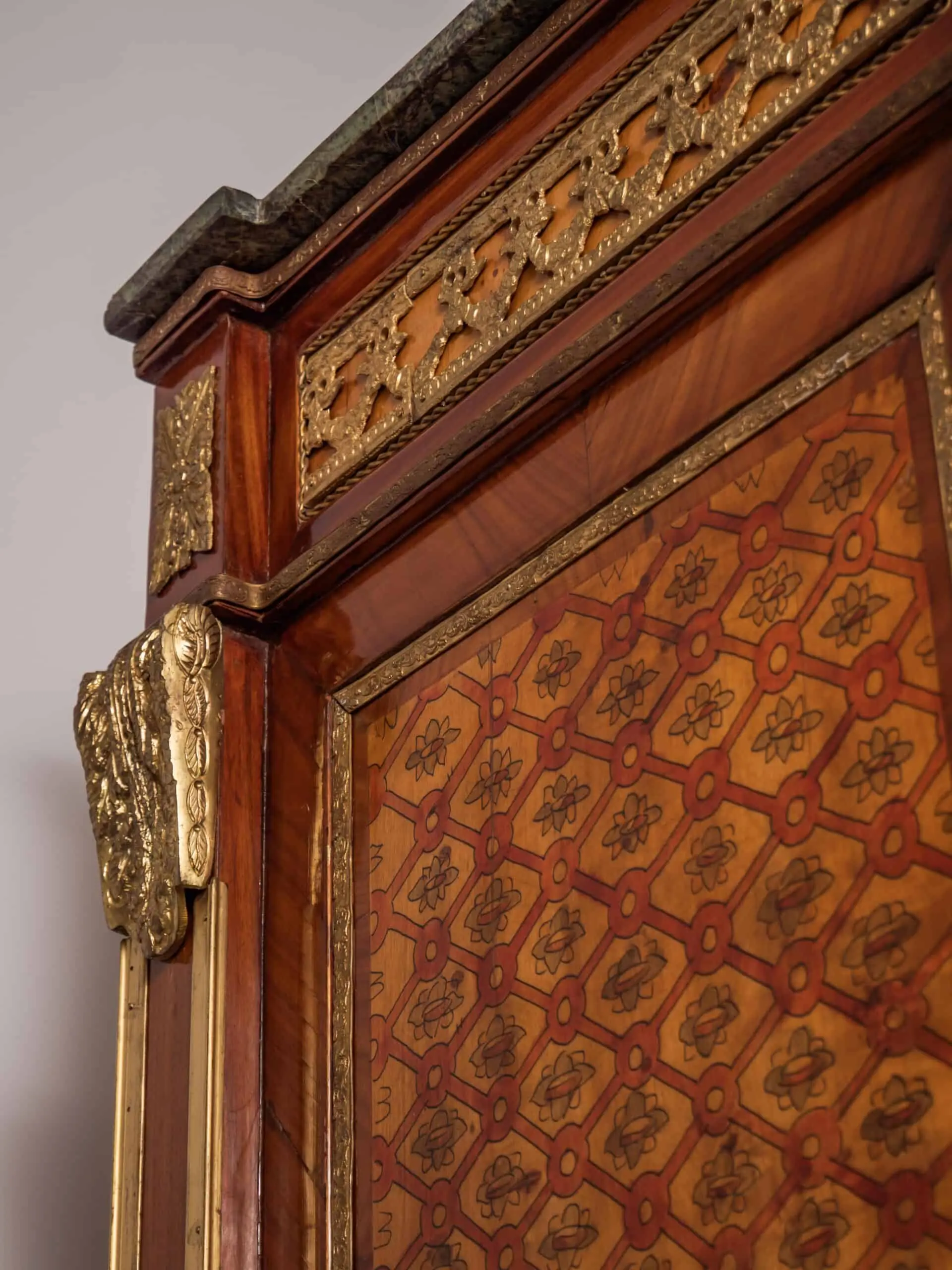 Bohatě zdobený neoklasicistní sekretář