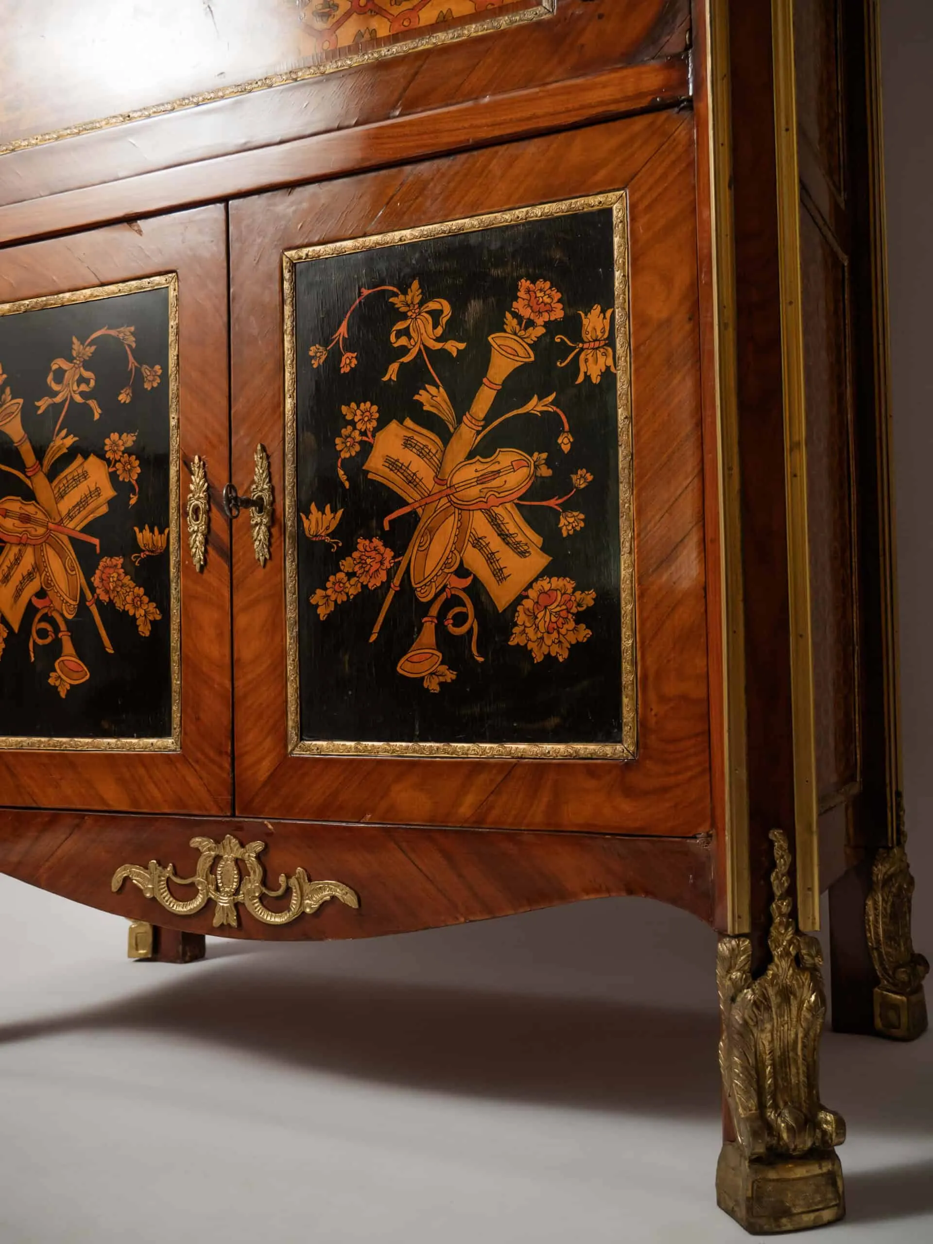 Bohatě zdobený neoklasicistní sekretář