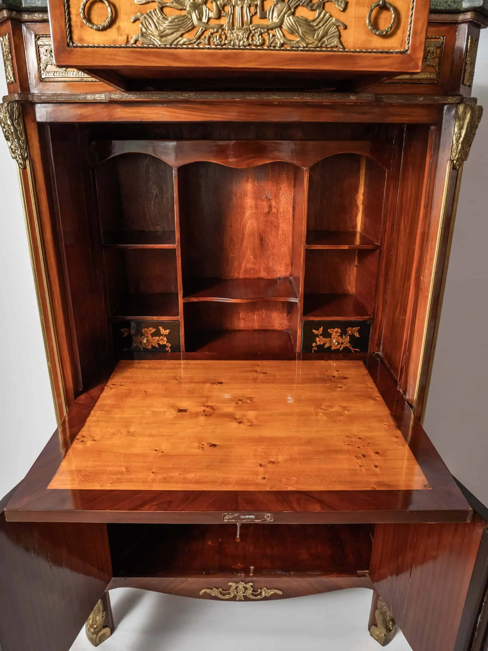 Bohatě zdobený neoklasicistní sekretář