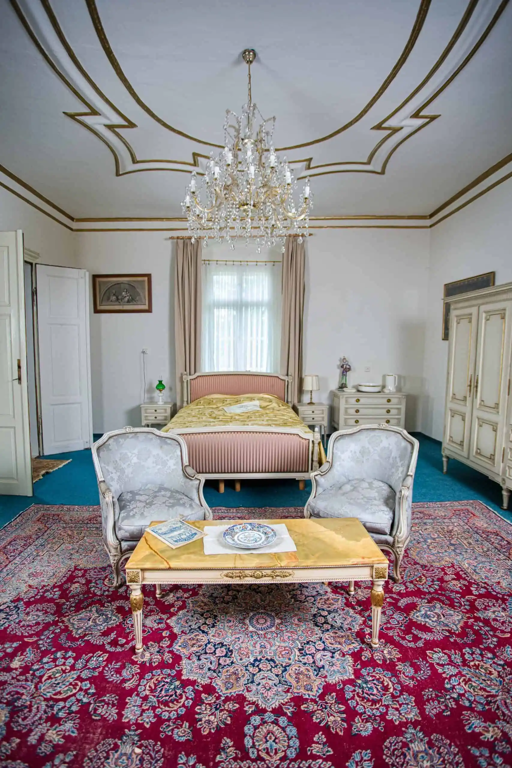 Bílý konferenční stolek s onyxovou deskou