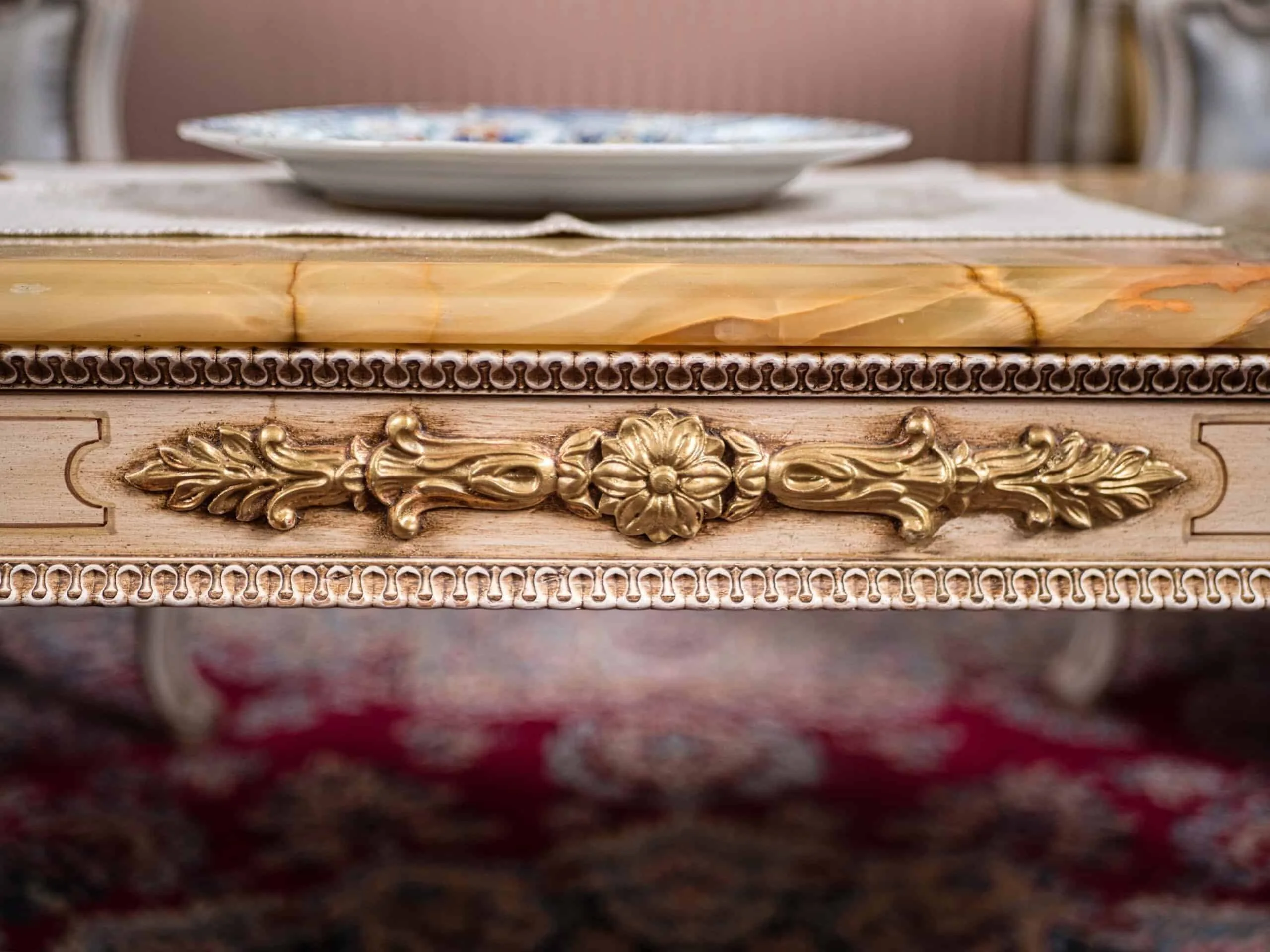 Bílý konferenční stolek s onyxovou deskou