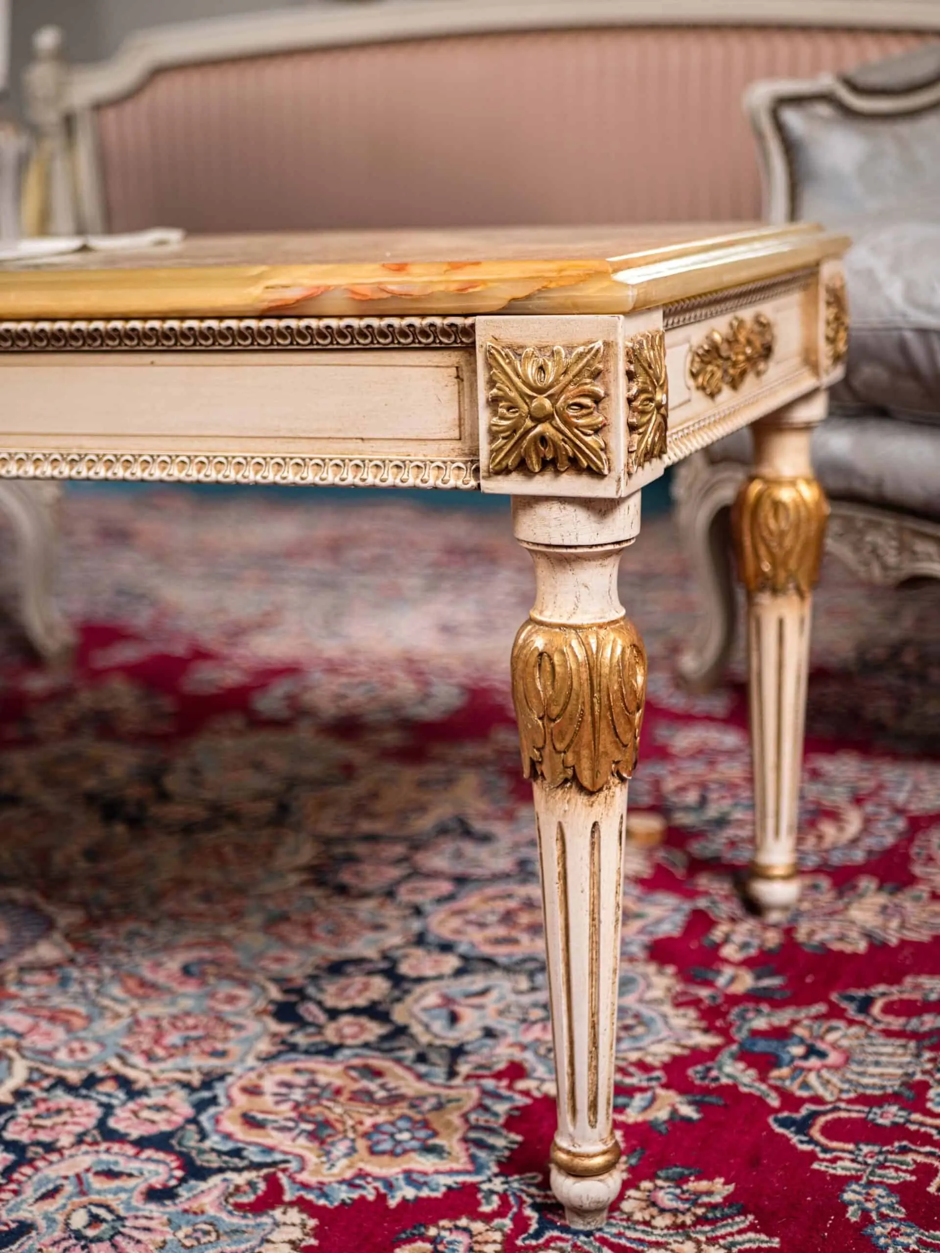 Bílý konferenční stolek s onyxovou deskou