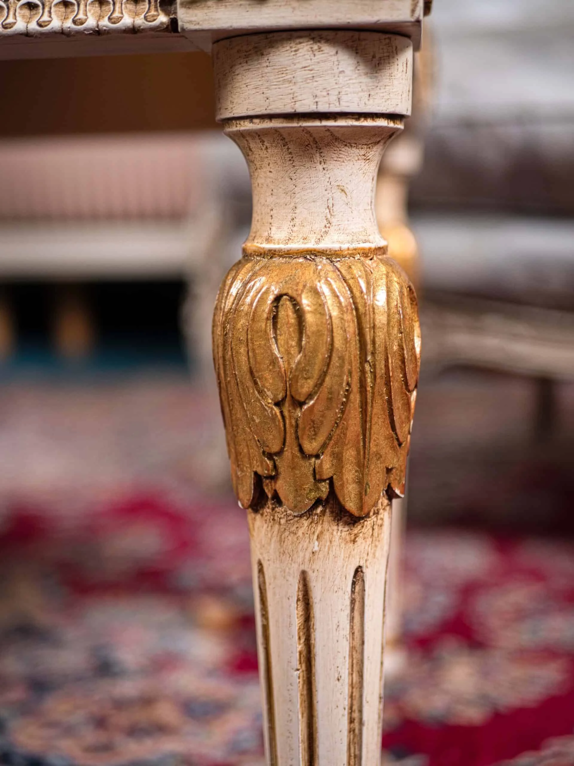 Bílý konferenční stolek s onyxovou deskou