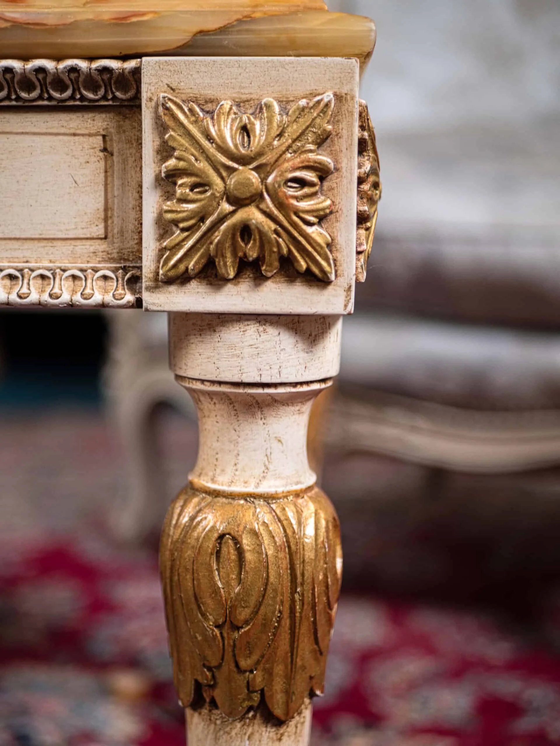 Bílý konferenční stolek s onyxovou deskou