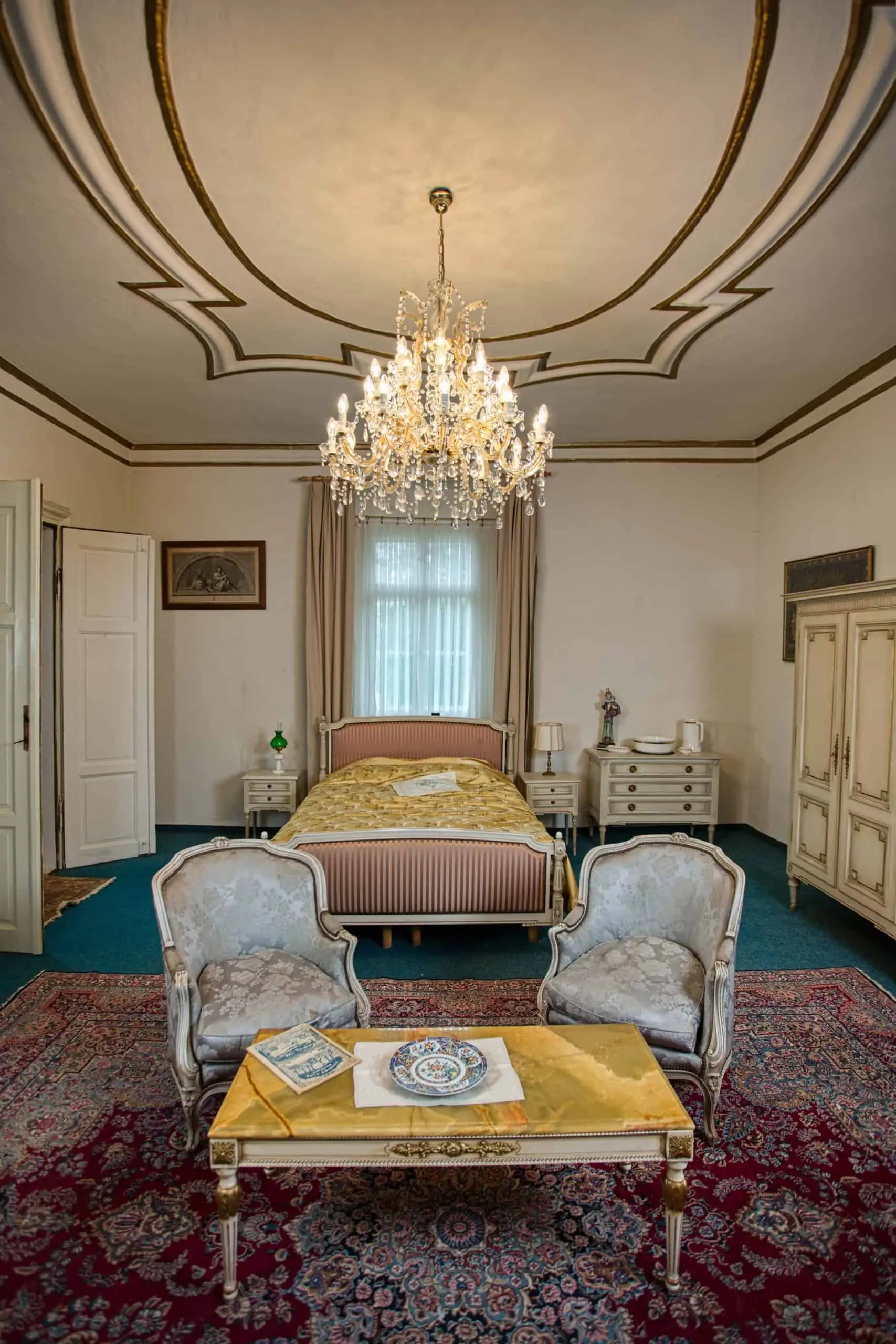 Bílý konferenční stolek s onyxovou deskou