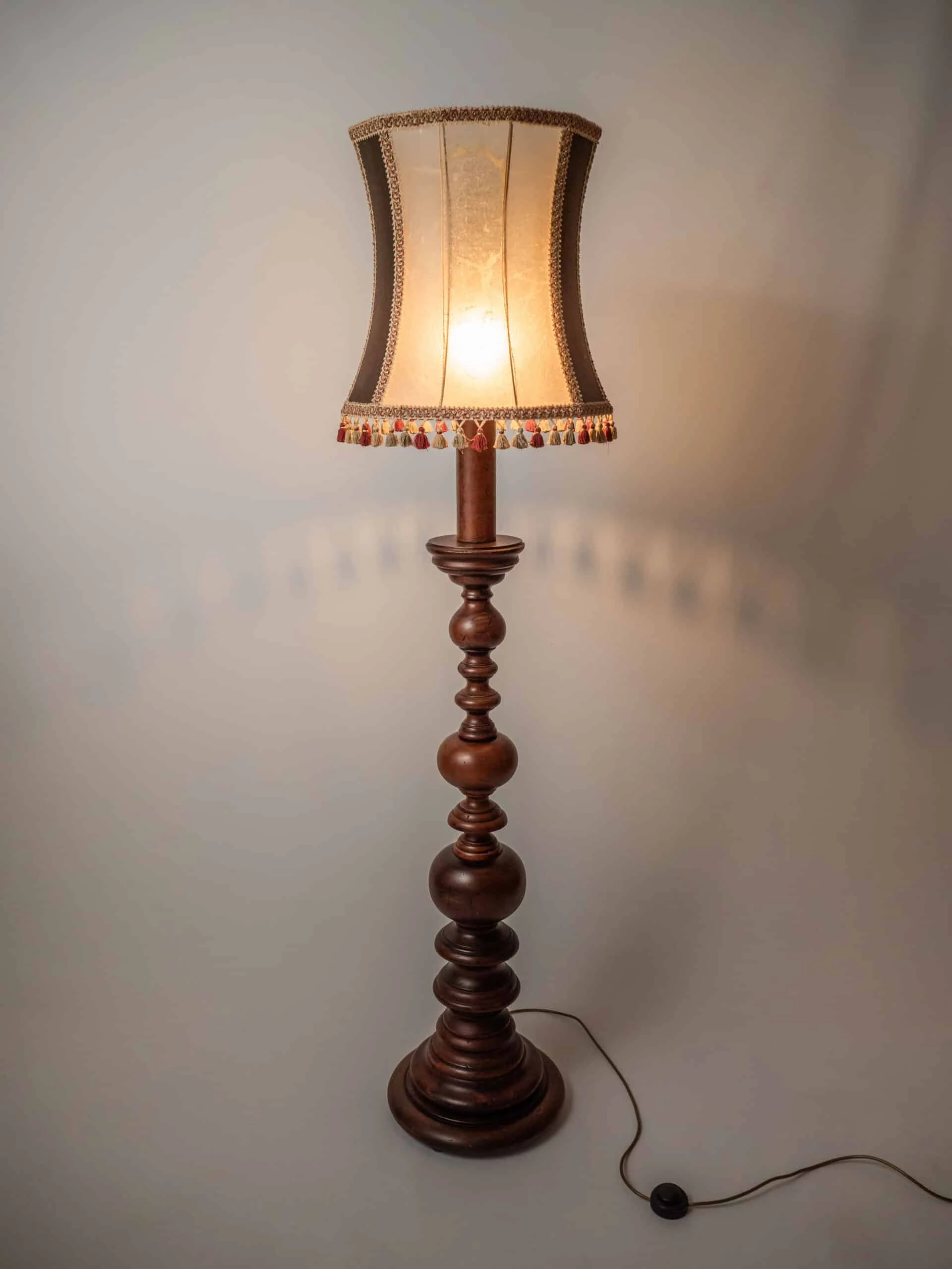 Dřevěná stojací lampa s měchýřovým stínidlem