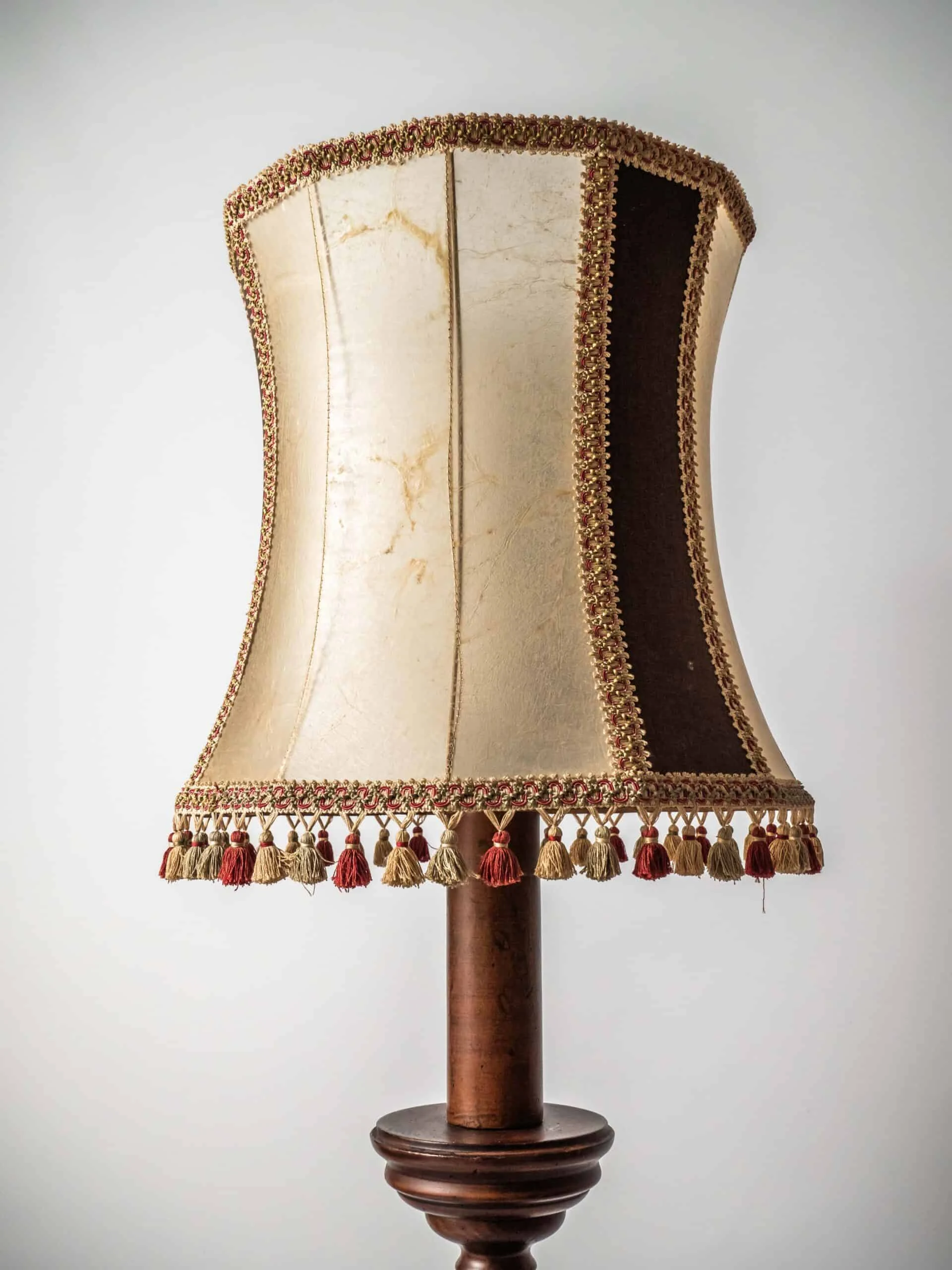 Dřevěná stojací lampa s měchýřovým stínidlem