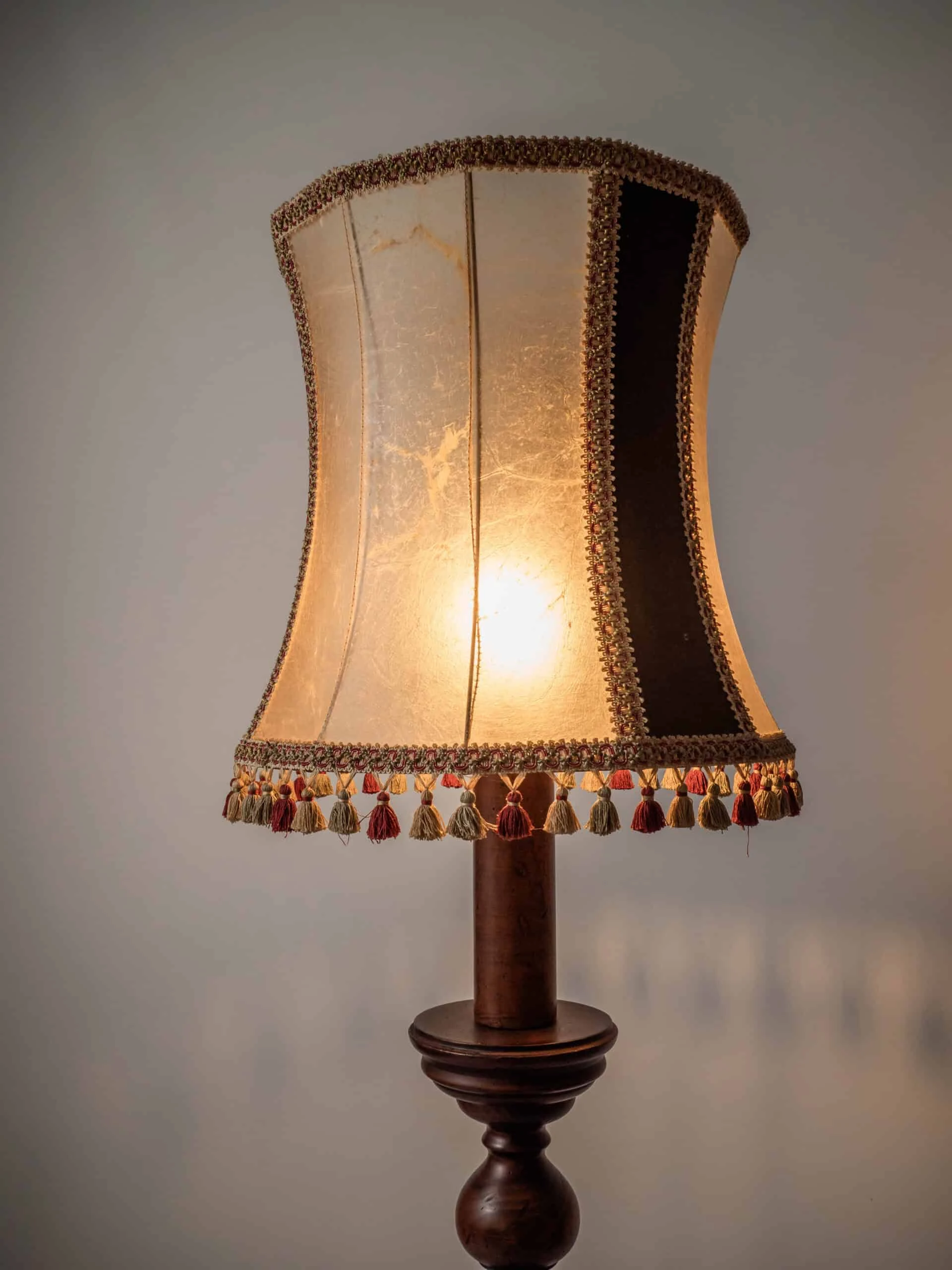 Dřevěná stojací lampa s měchýřovým stínidlem