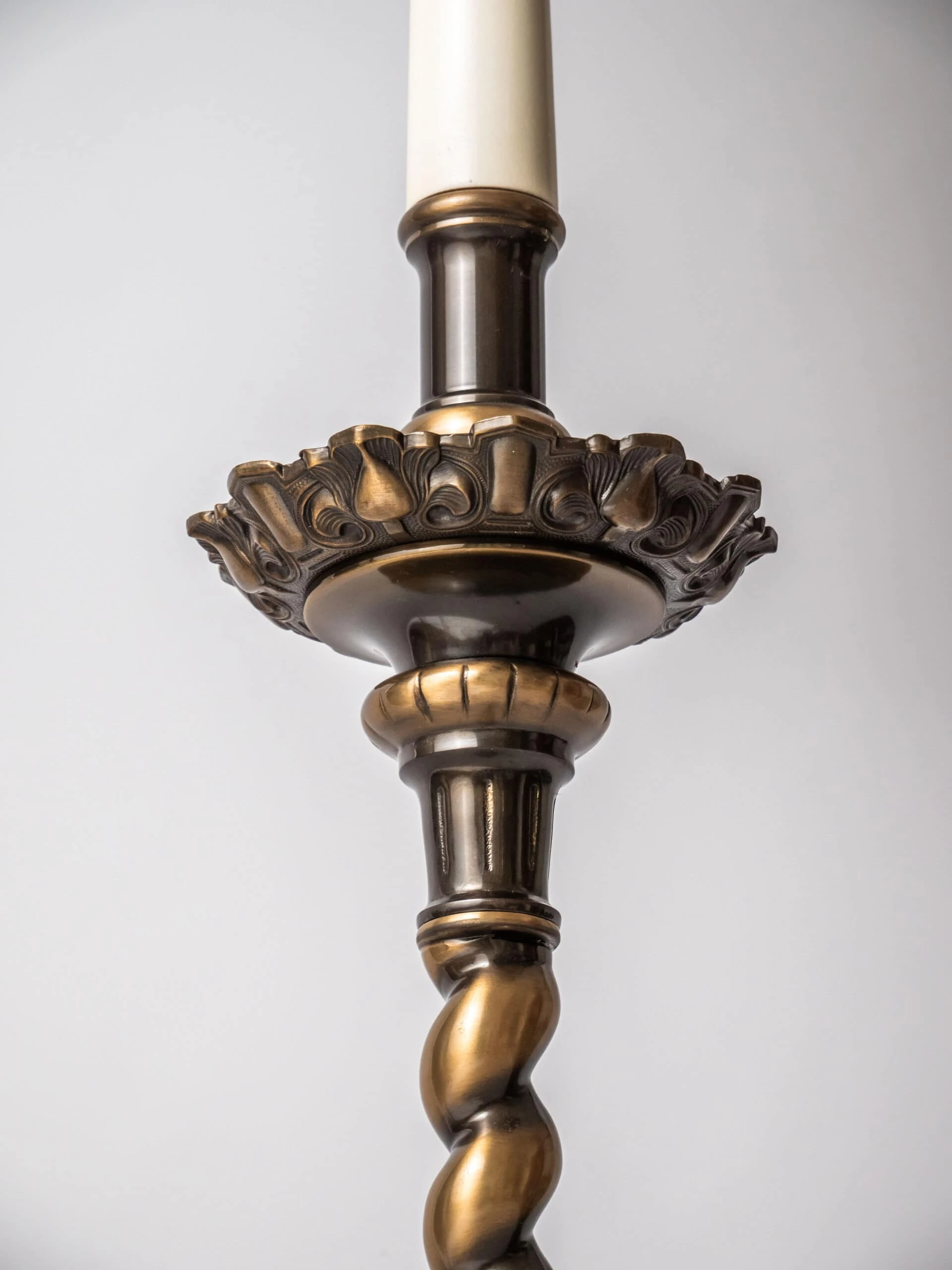 Úzká stojací lampa v barokním stylu
