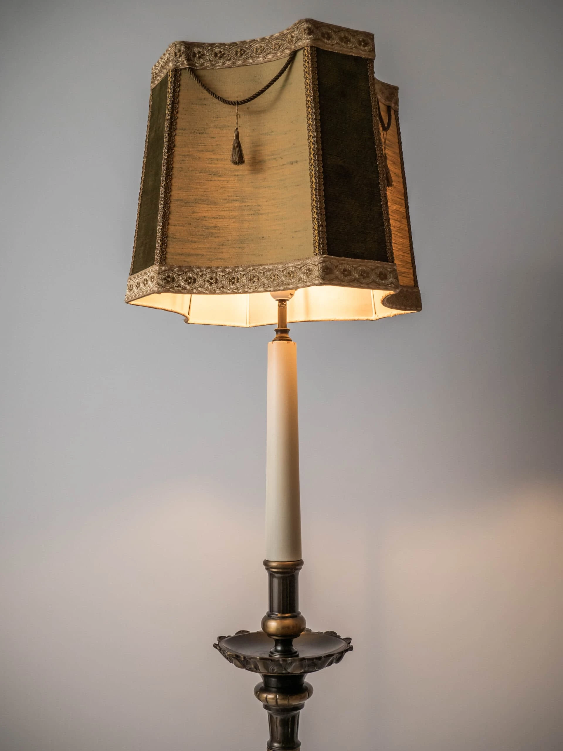 Úzká stojací lampa v barokním stylu