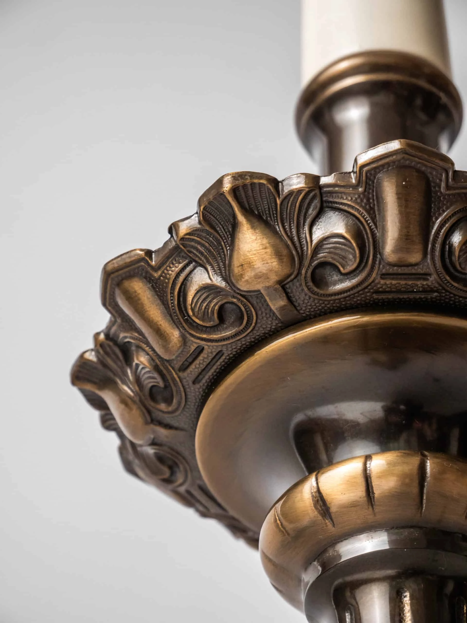 Úzká stojací lampa v barokním stylu