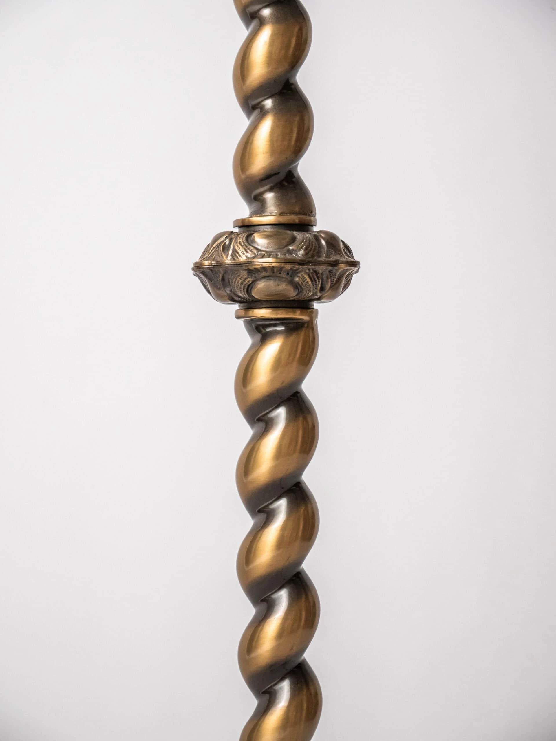 Úzká stojací lampa v barokním stylu