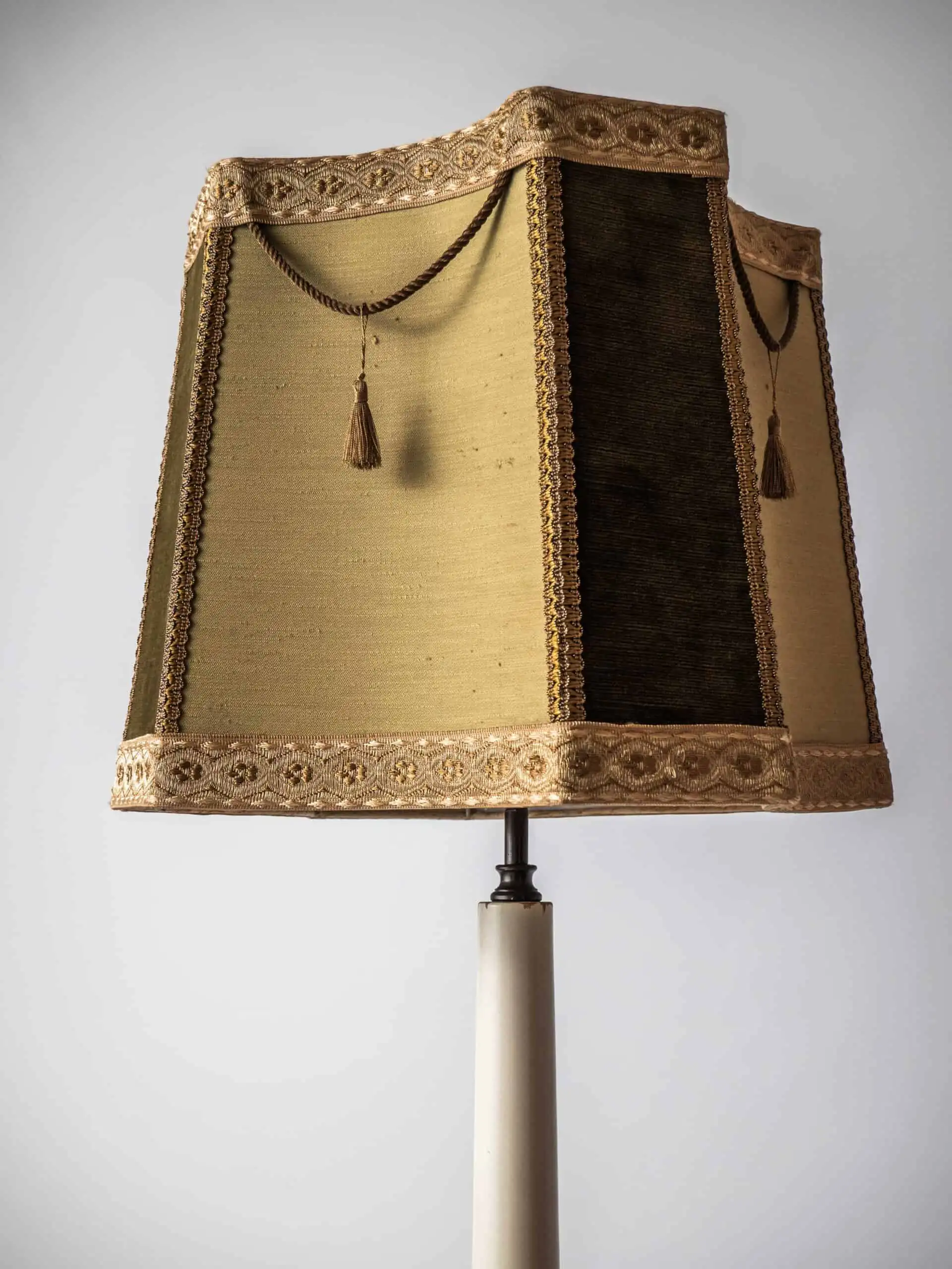 Úzká stojací lampa v barokním stylu