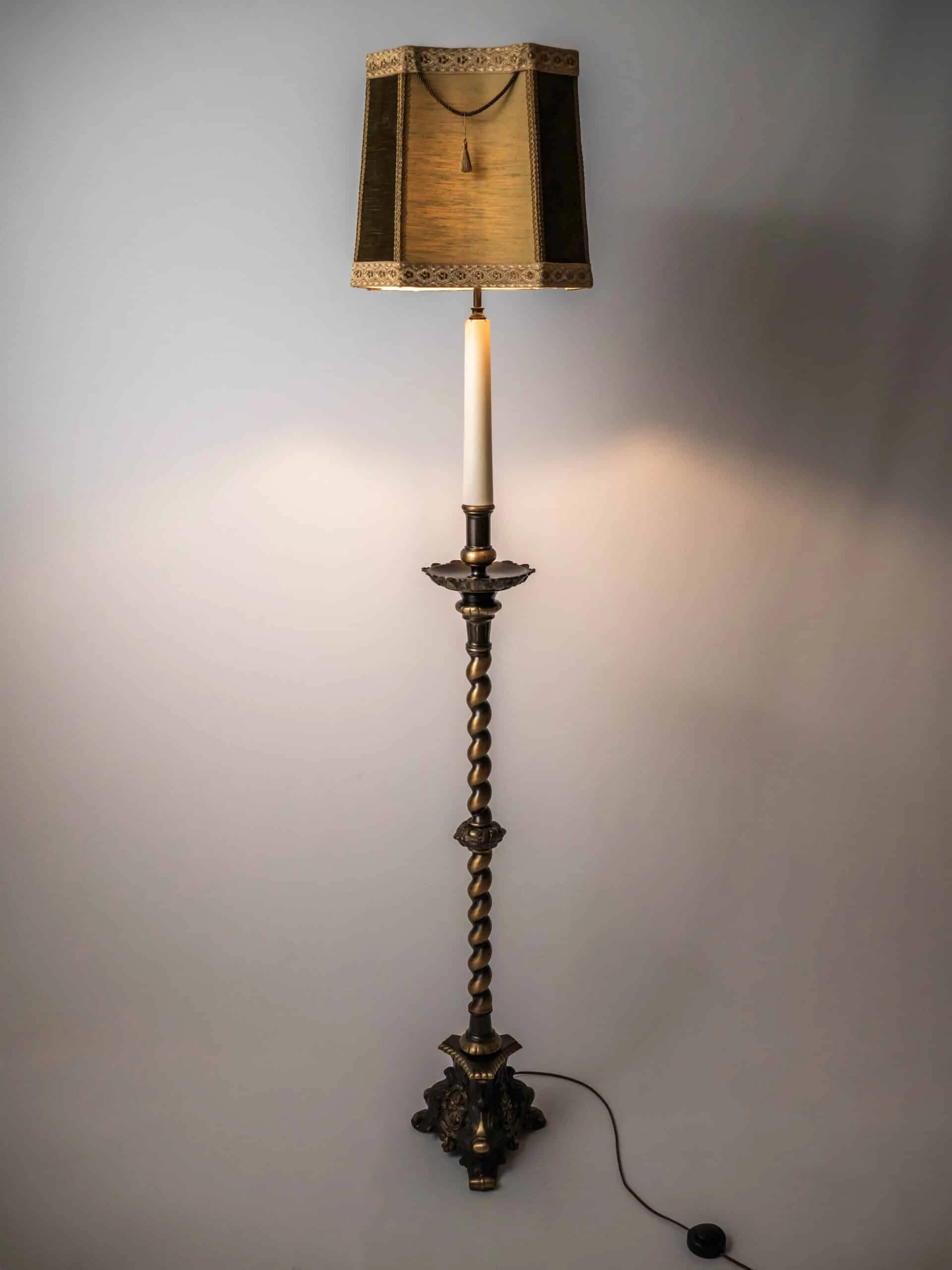 Úzká stojací lampa v barokním stylu
