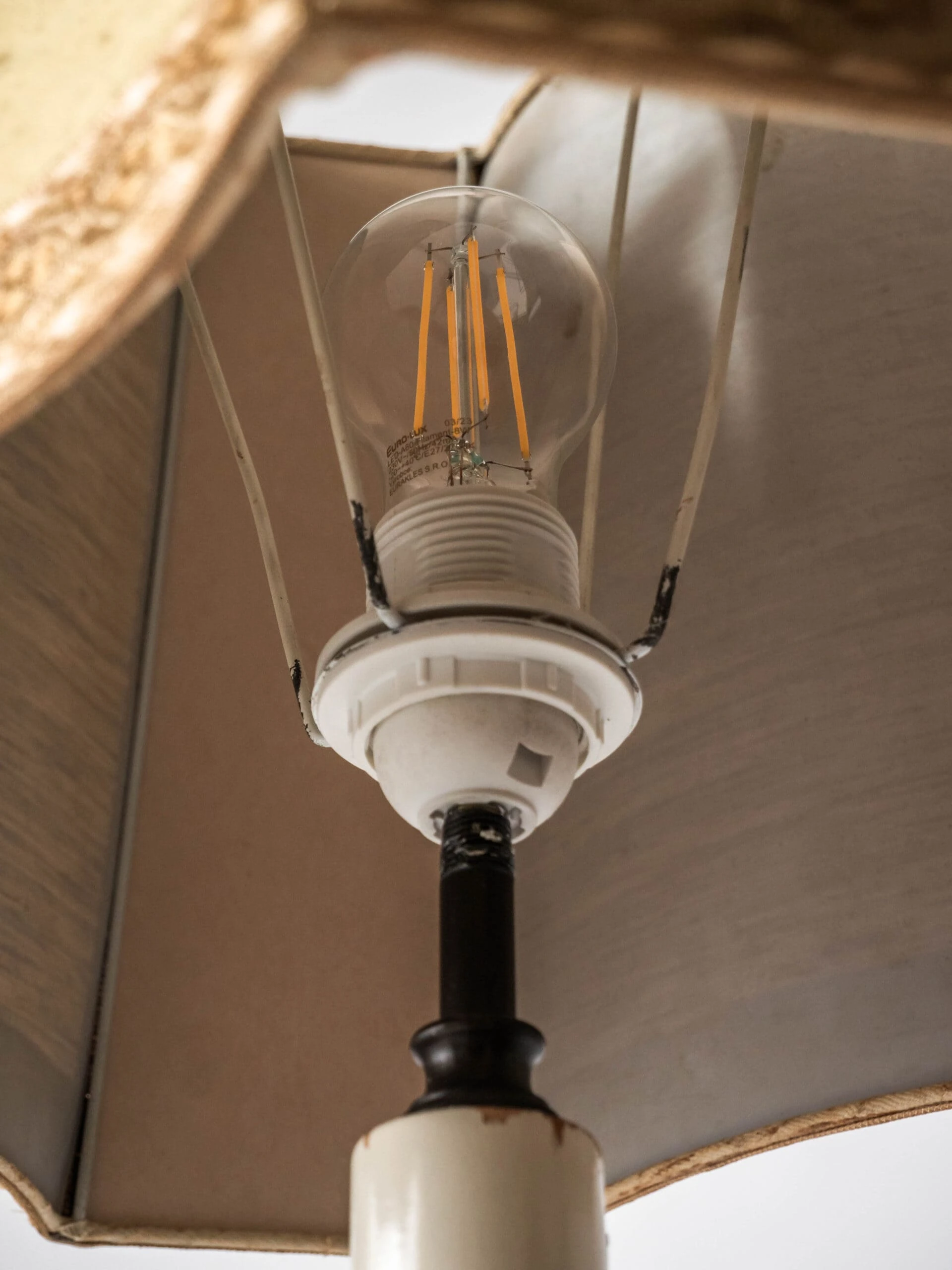 Úzká stojací lampa v barokním stylu