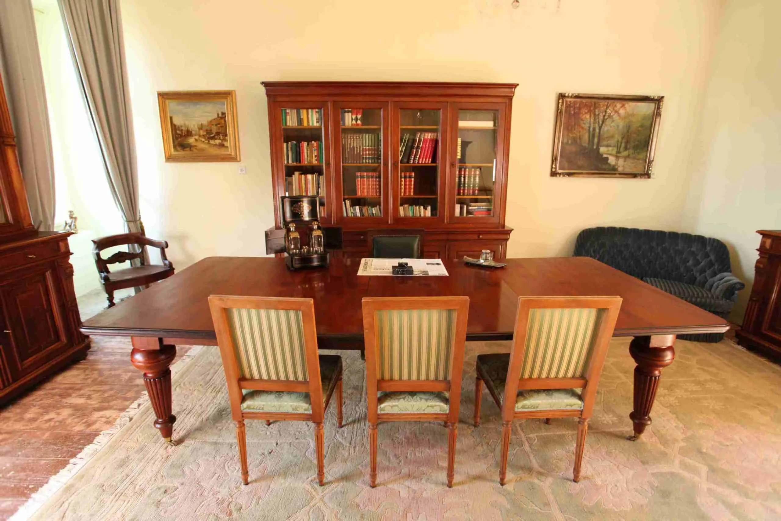 Jednácí nebo velký jídelní stůl. Masivní mahagon. 293 cm