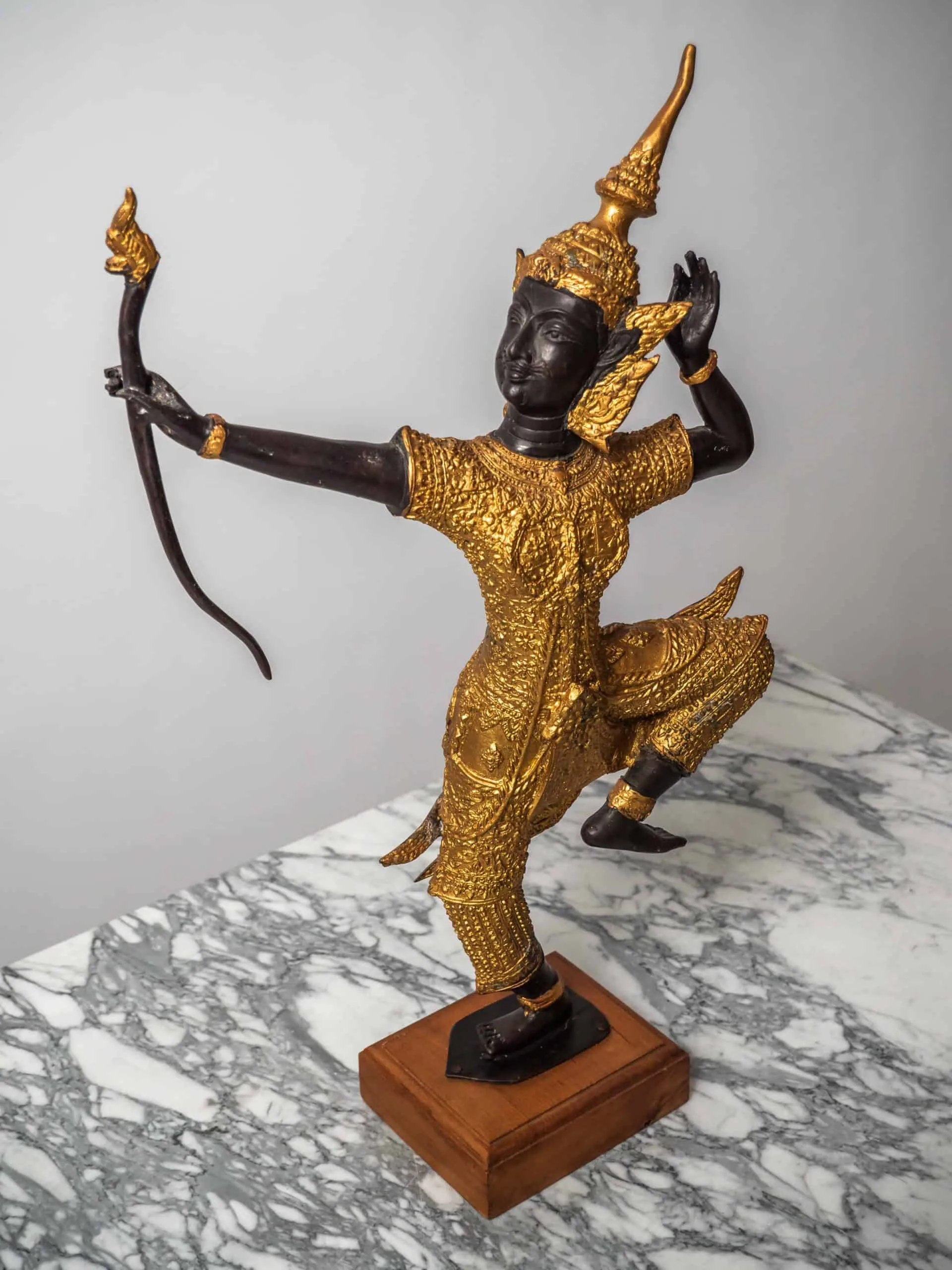 Zlatá soška thajského tanečníka