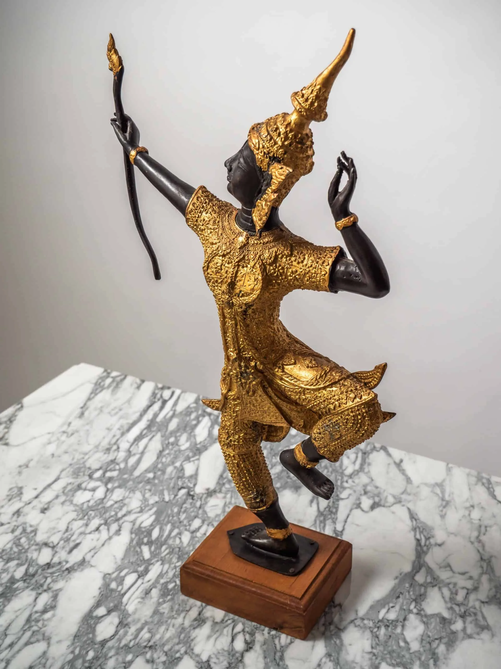 Zlatá soška thajského tanečníka