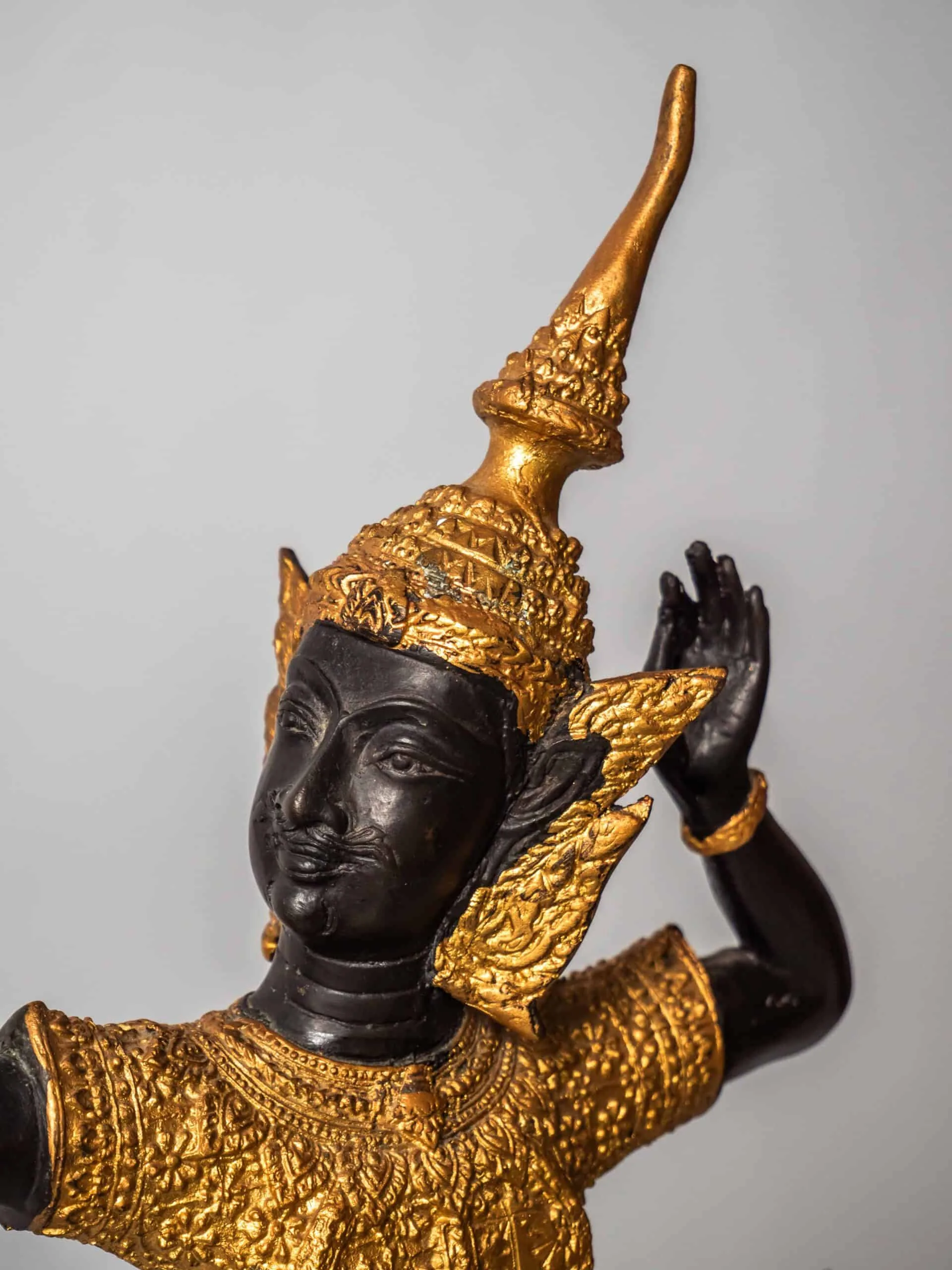 Zlatá soška thajského tanečníka