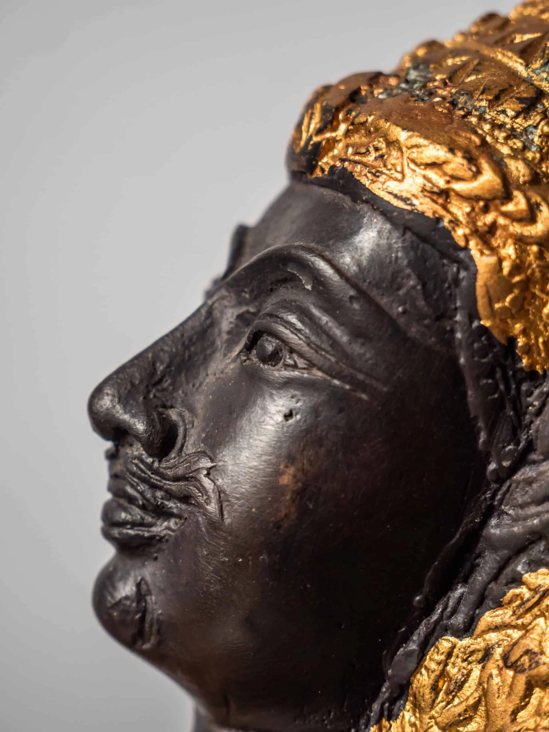 Zlatá soška thajského tanečníka