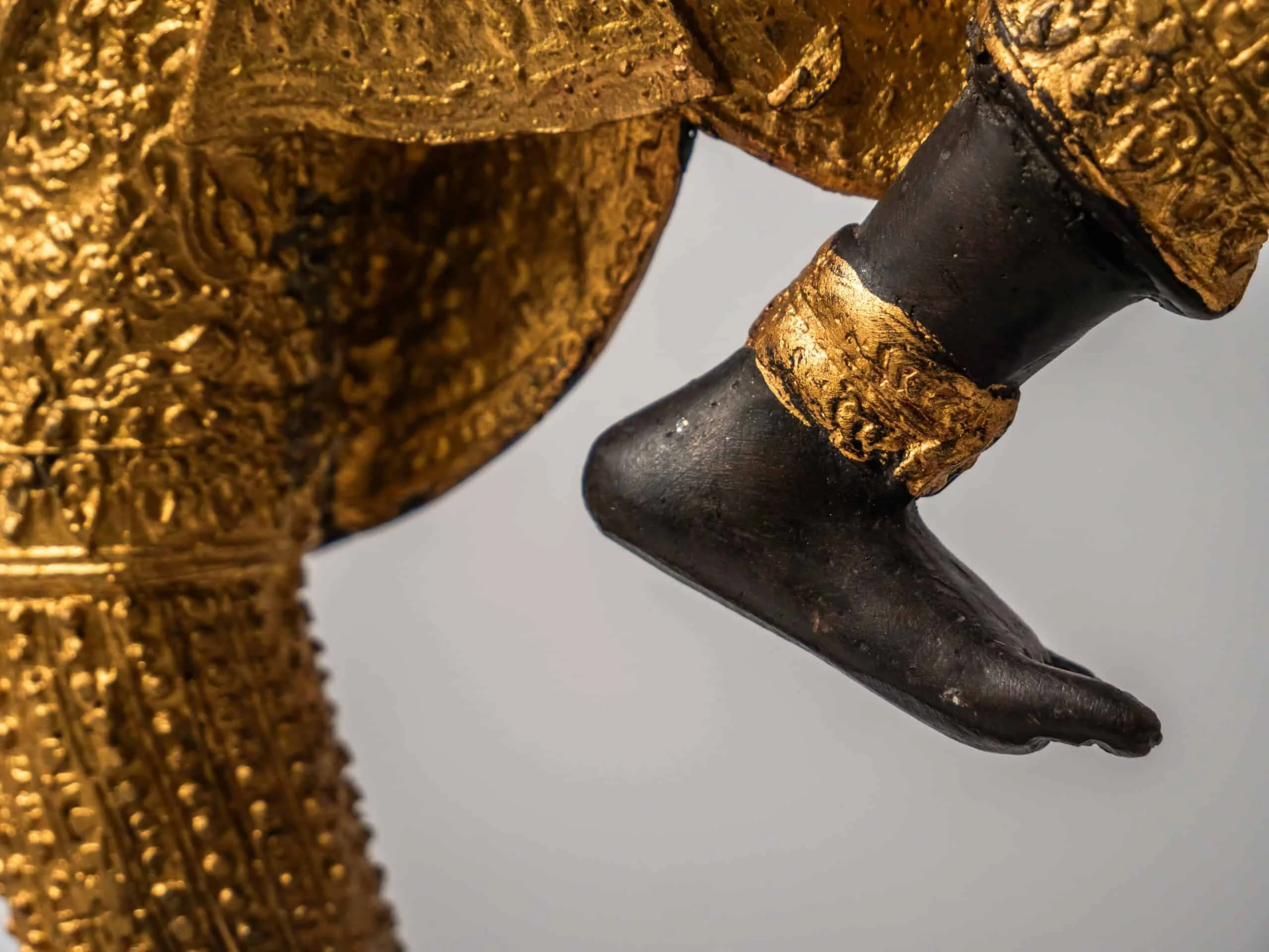 Zlatá soška thajského tanečníka