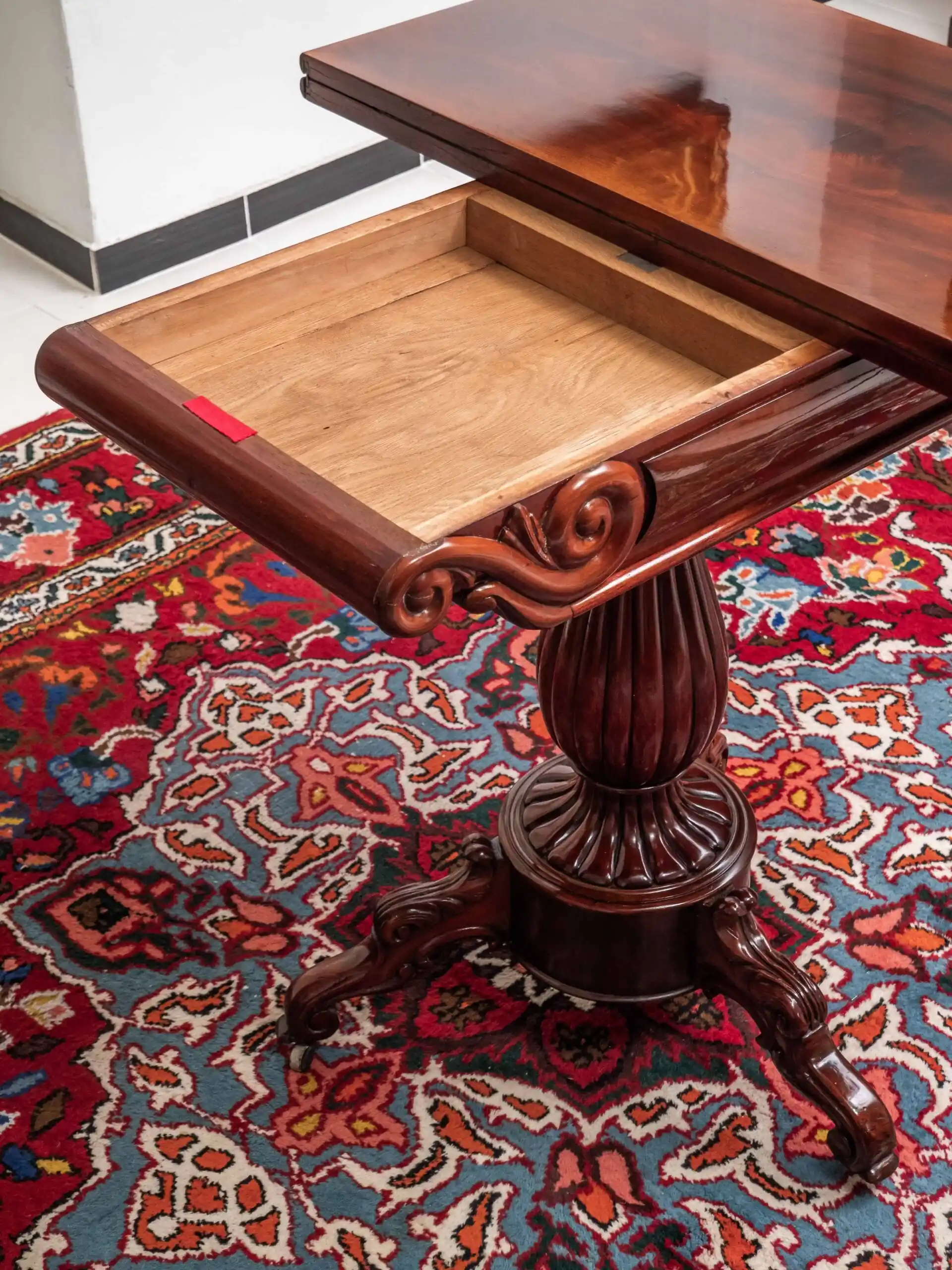 Starožitný hrací stolek – rozkládací. Restaurovaný