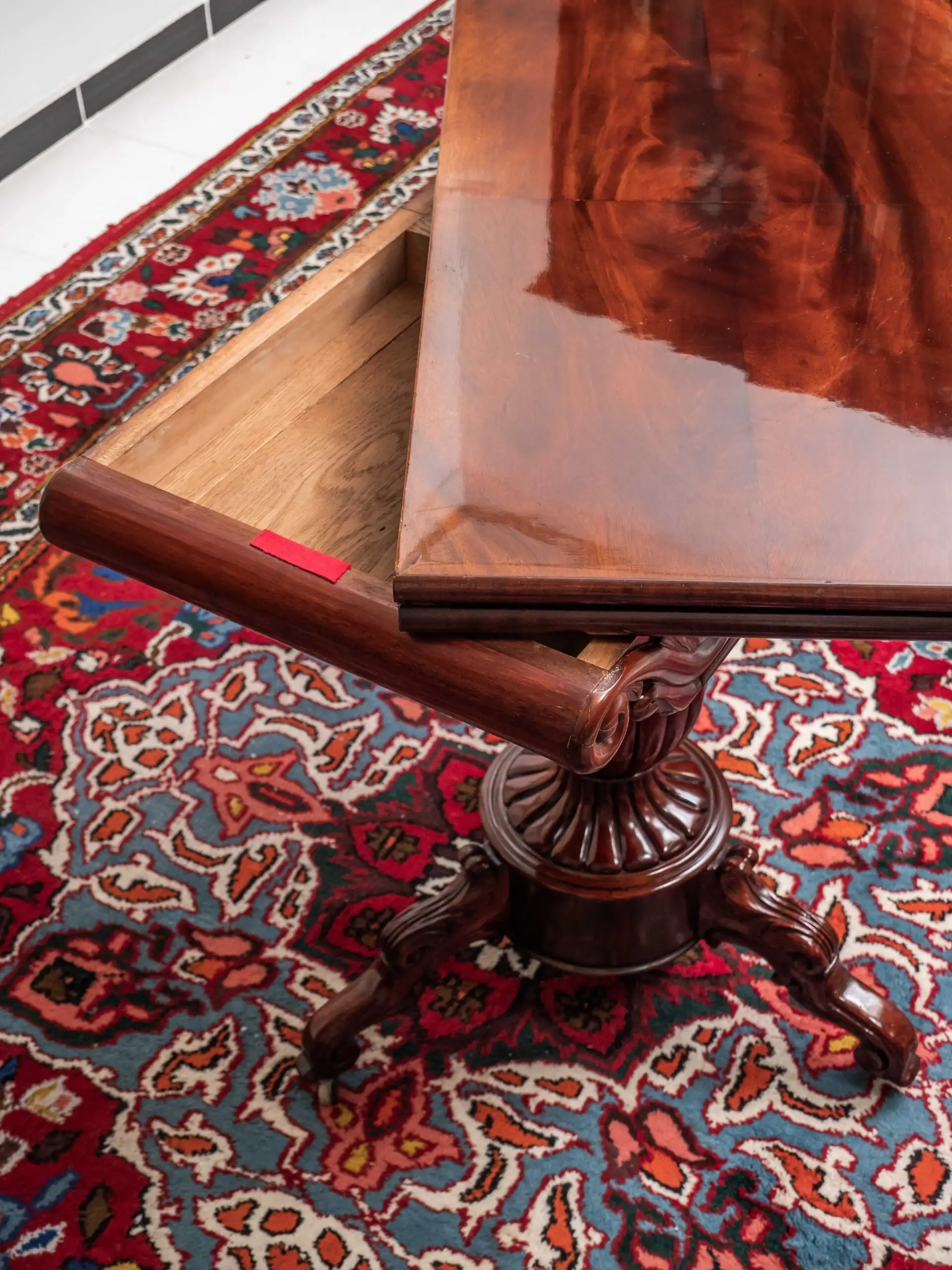 Starožitný hrací stolek – rozkládací. Restaurovaný