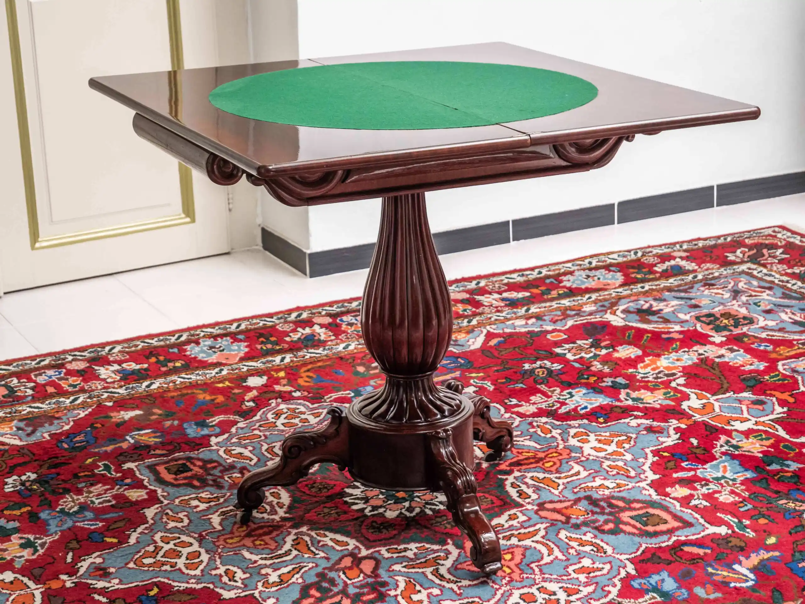 Starožitný hrací stolek – rozkládací. Restaurovaný