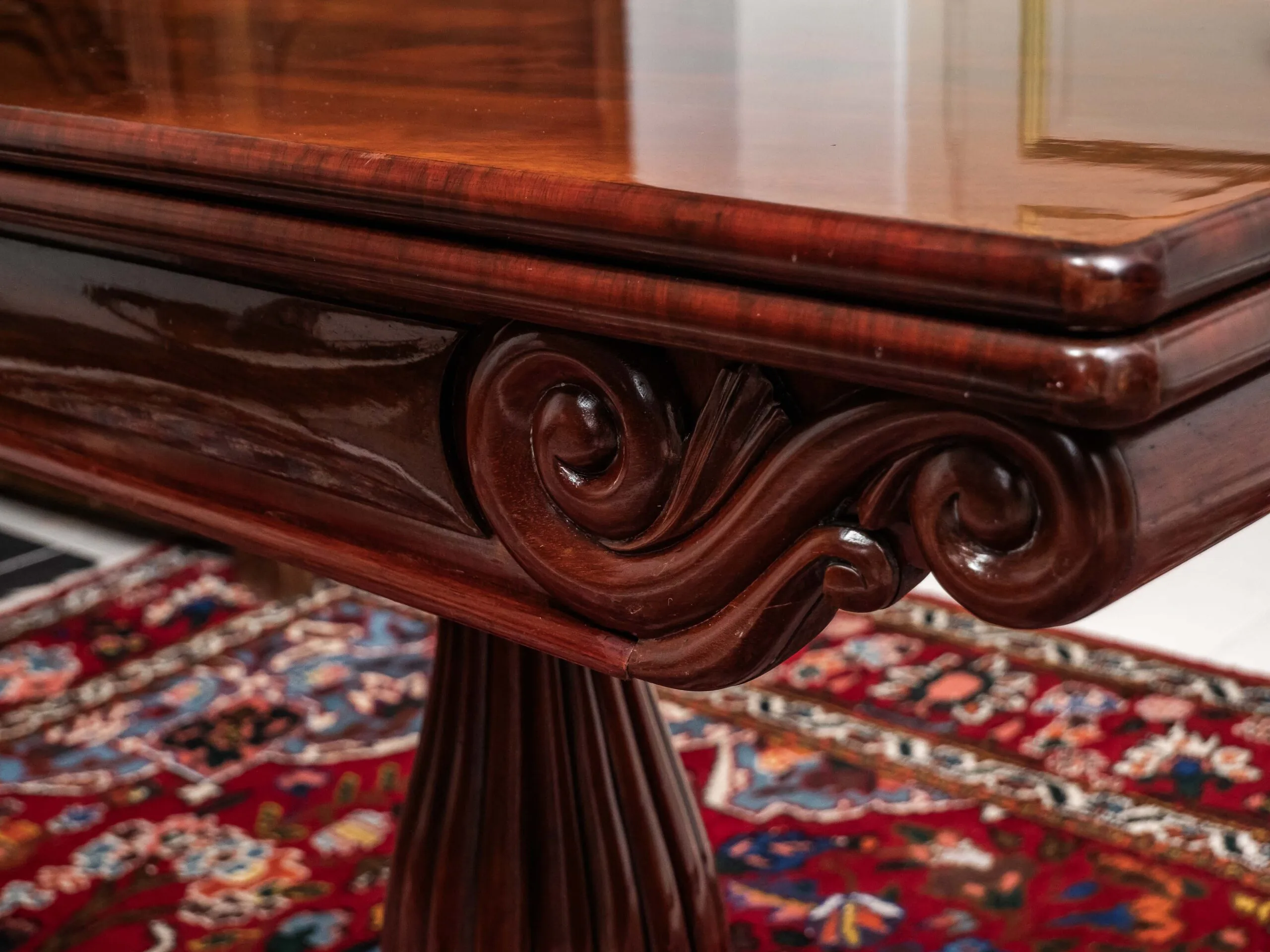 Starožitný hrací stolek – rozkládací. Restaurovaný