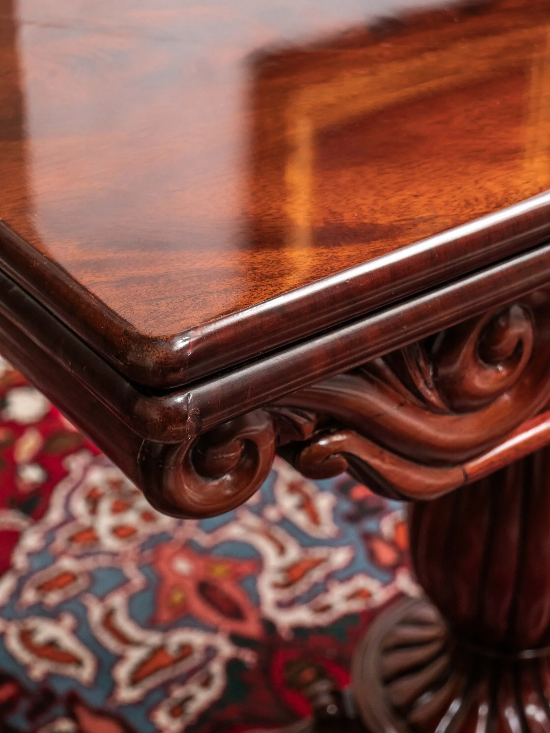 Starožitný hrací stolek – rozkládací. Restaurovaný