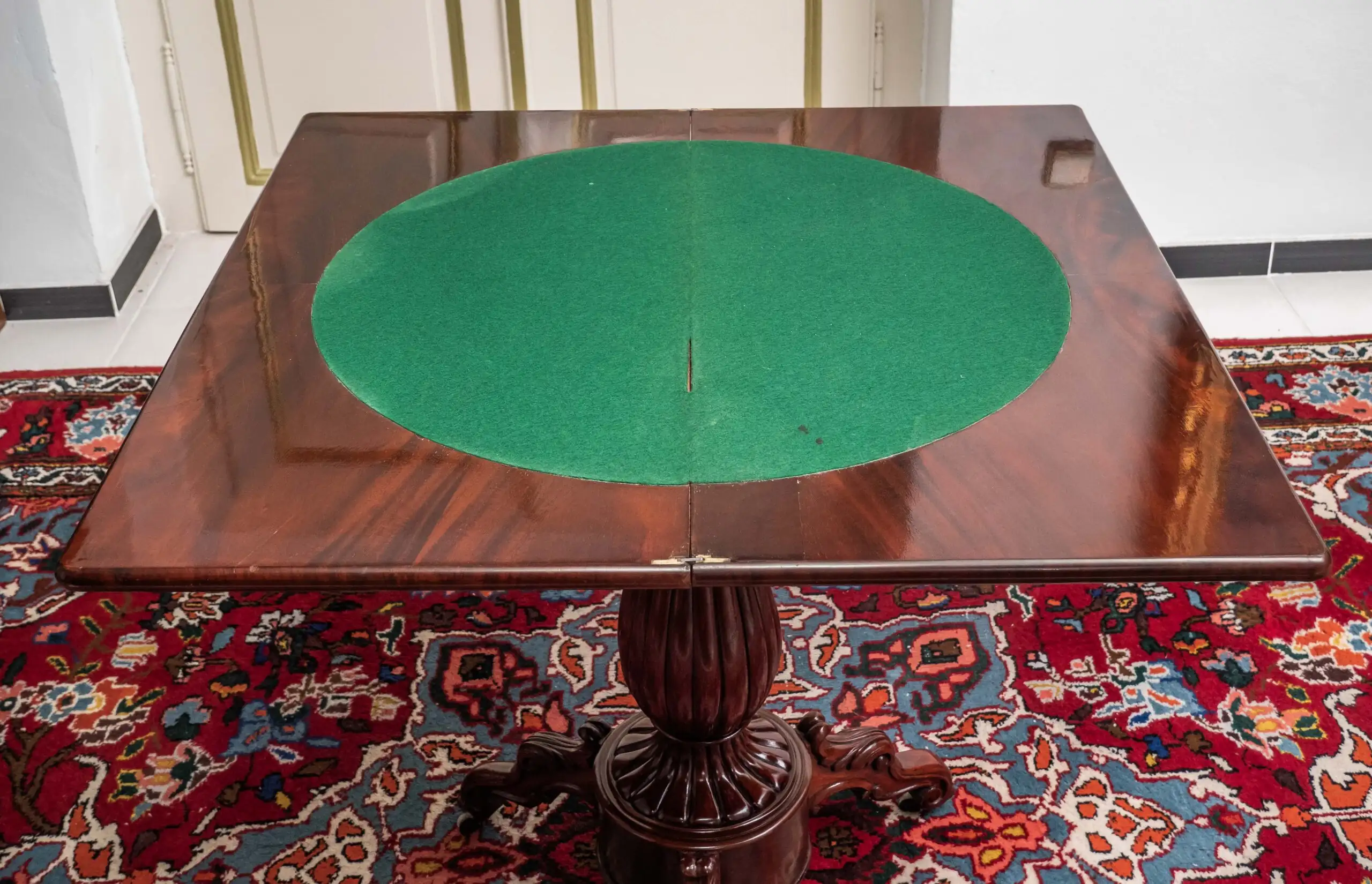 Starožitný hrací stolek – rozkládací. Restaurovaný