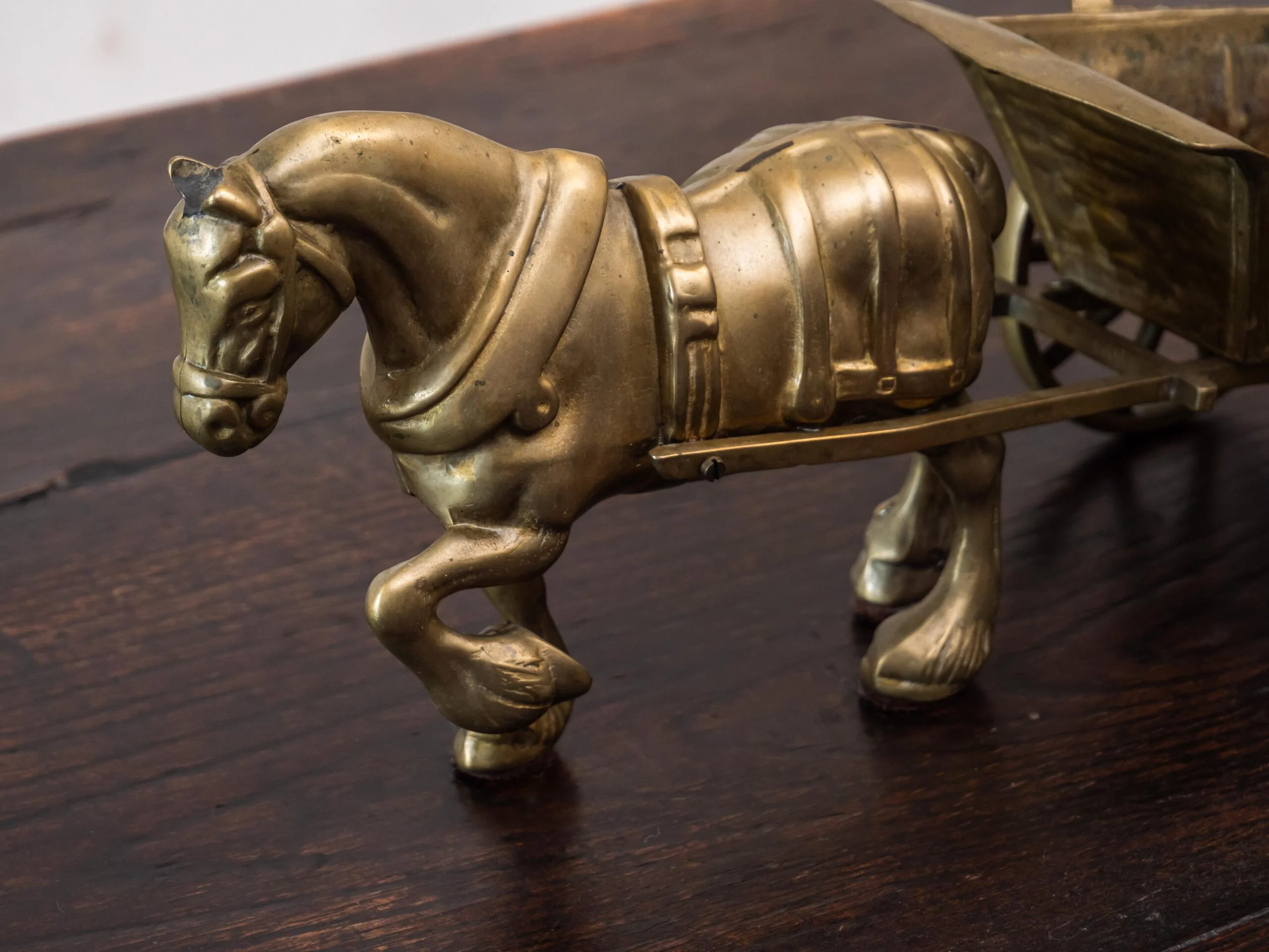 Dekorativní socha koně s povozem