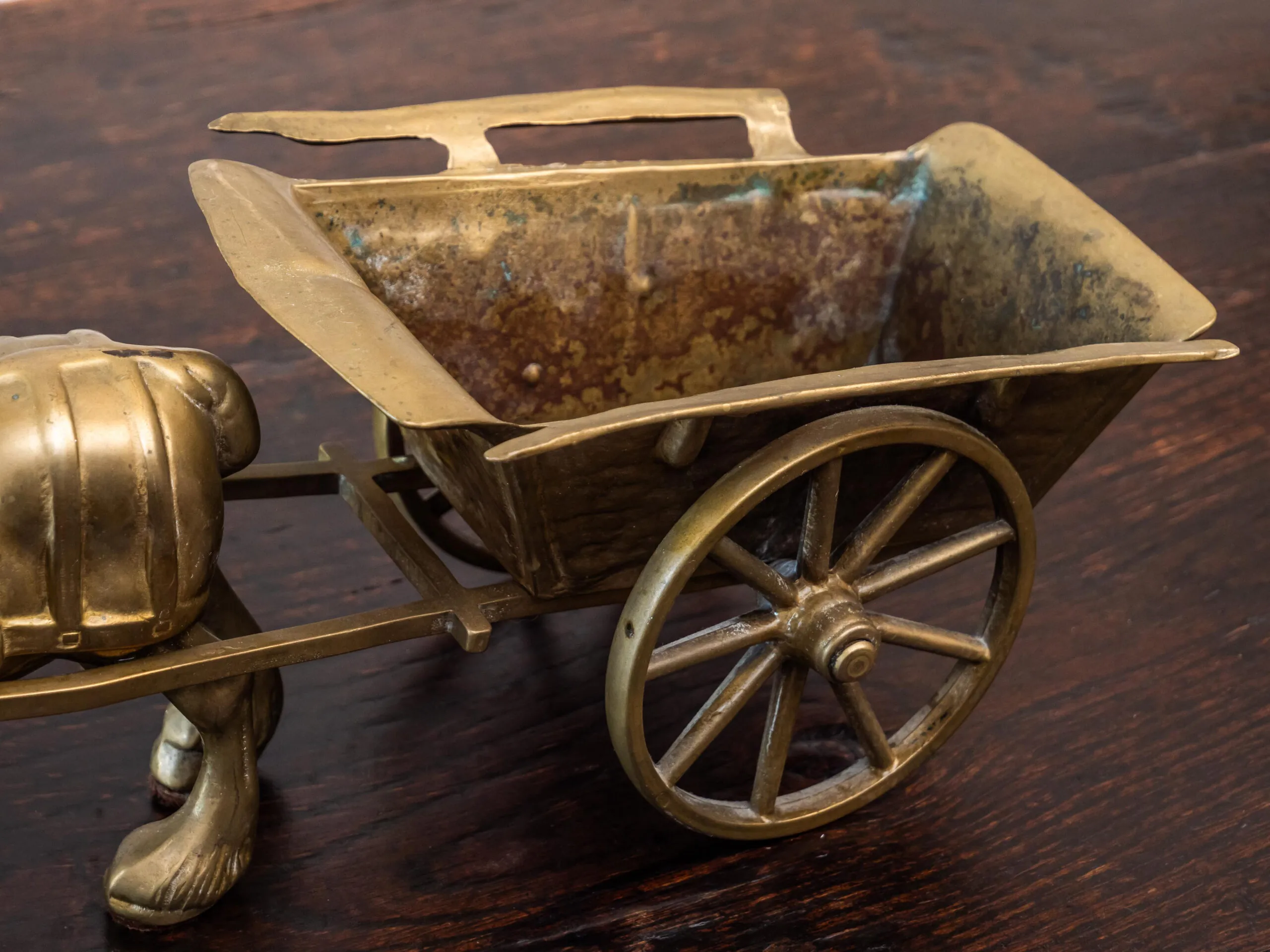 Dekorativní socha koně s povozem