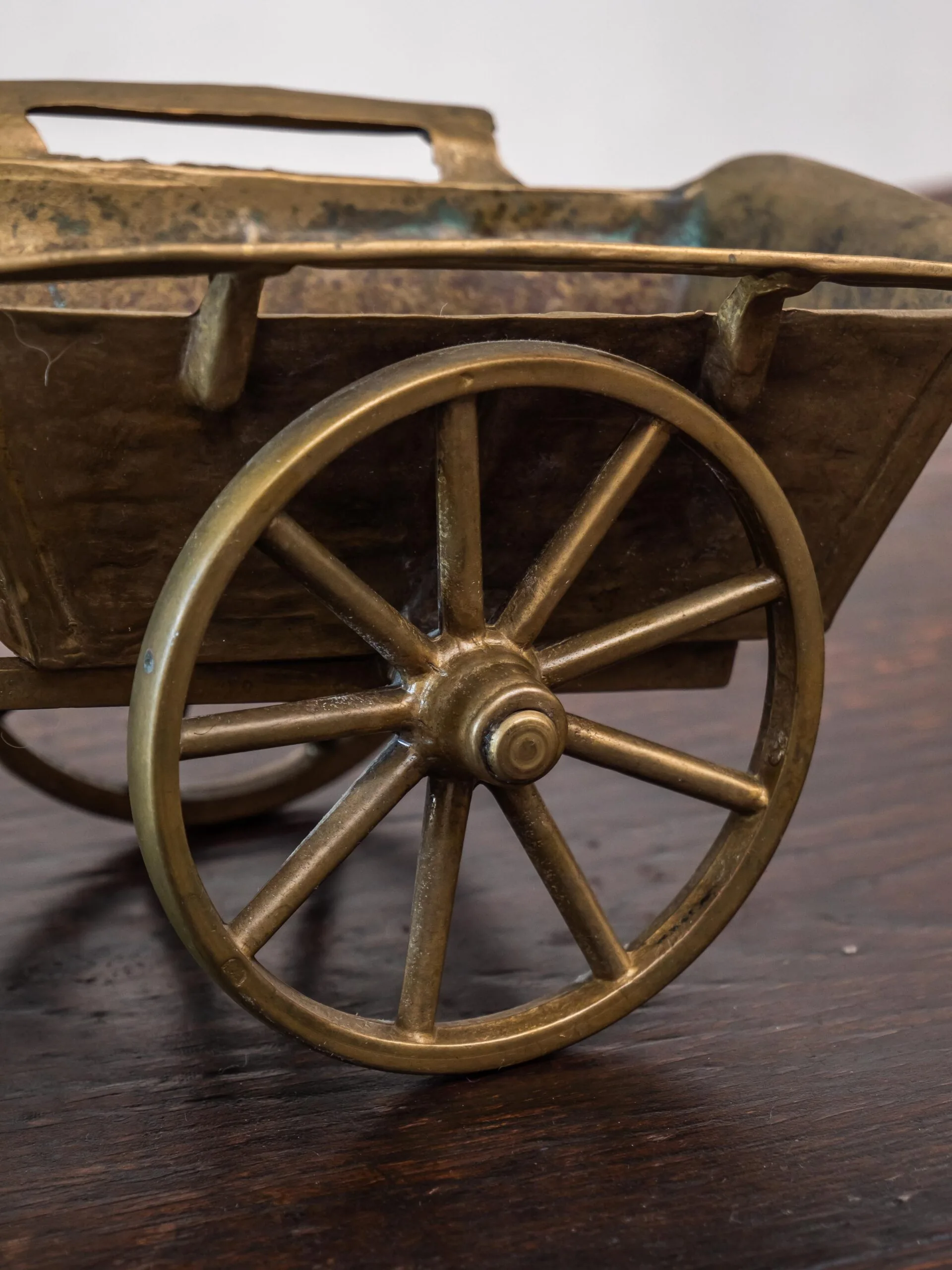 Dekorativní socha koně s povozem