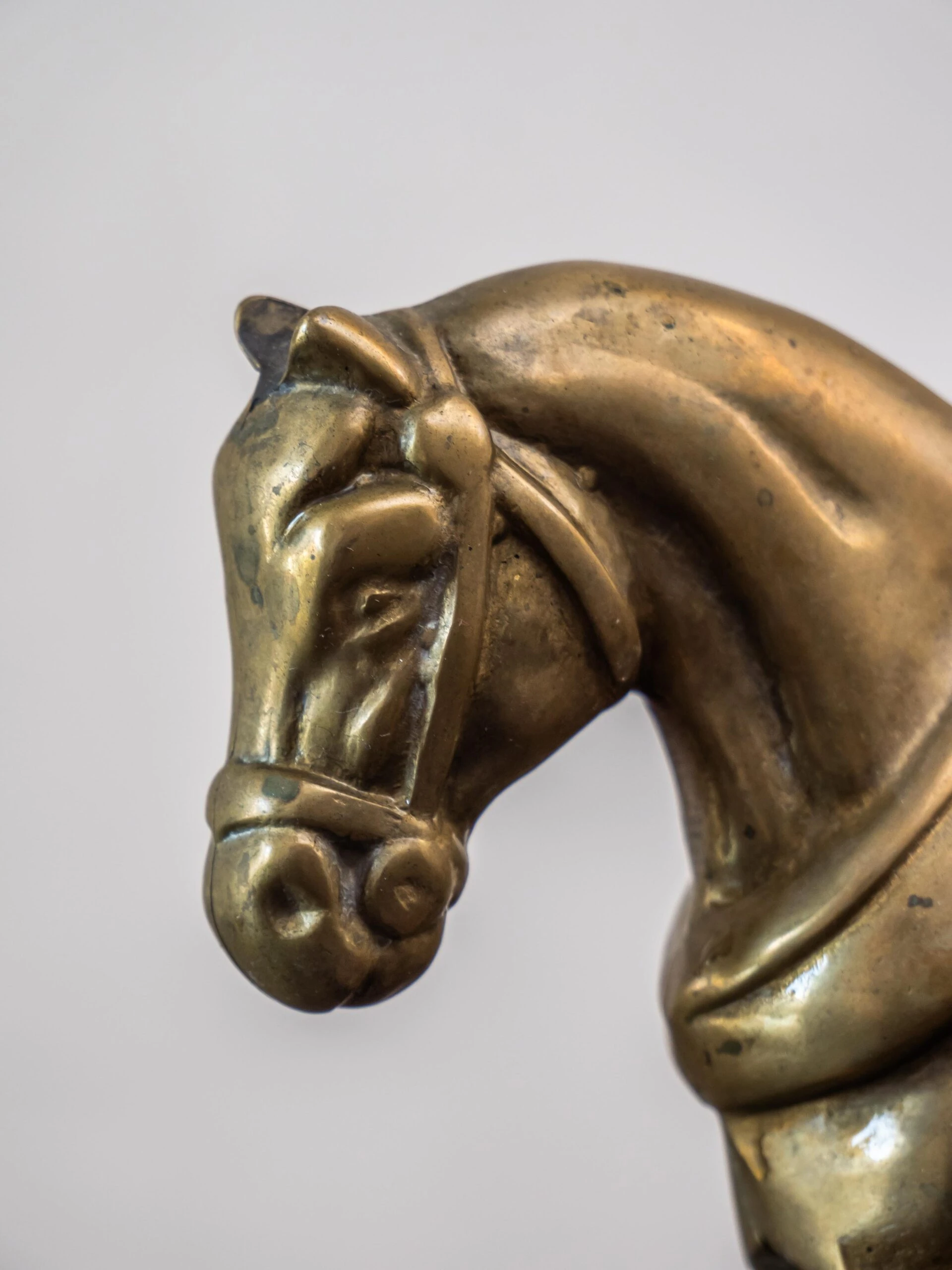 Dekorativní socha koně s povozem