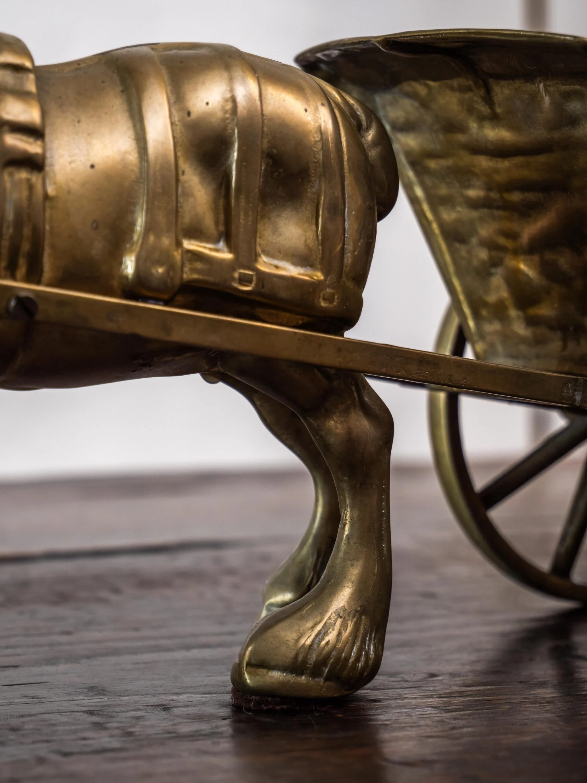 Dekorativní socha koně s povozem