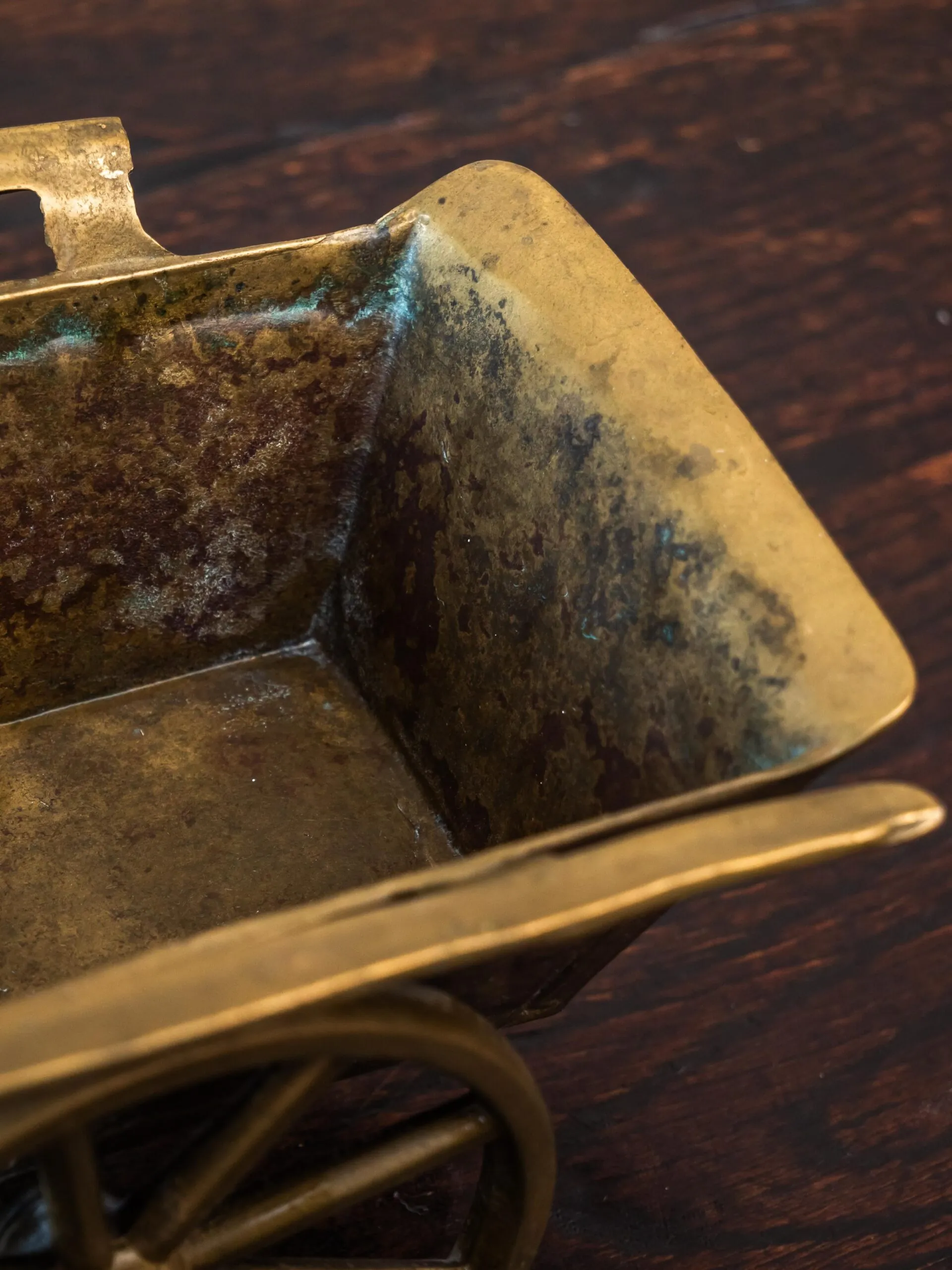 Dekorativní socha koně s povozem