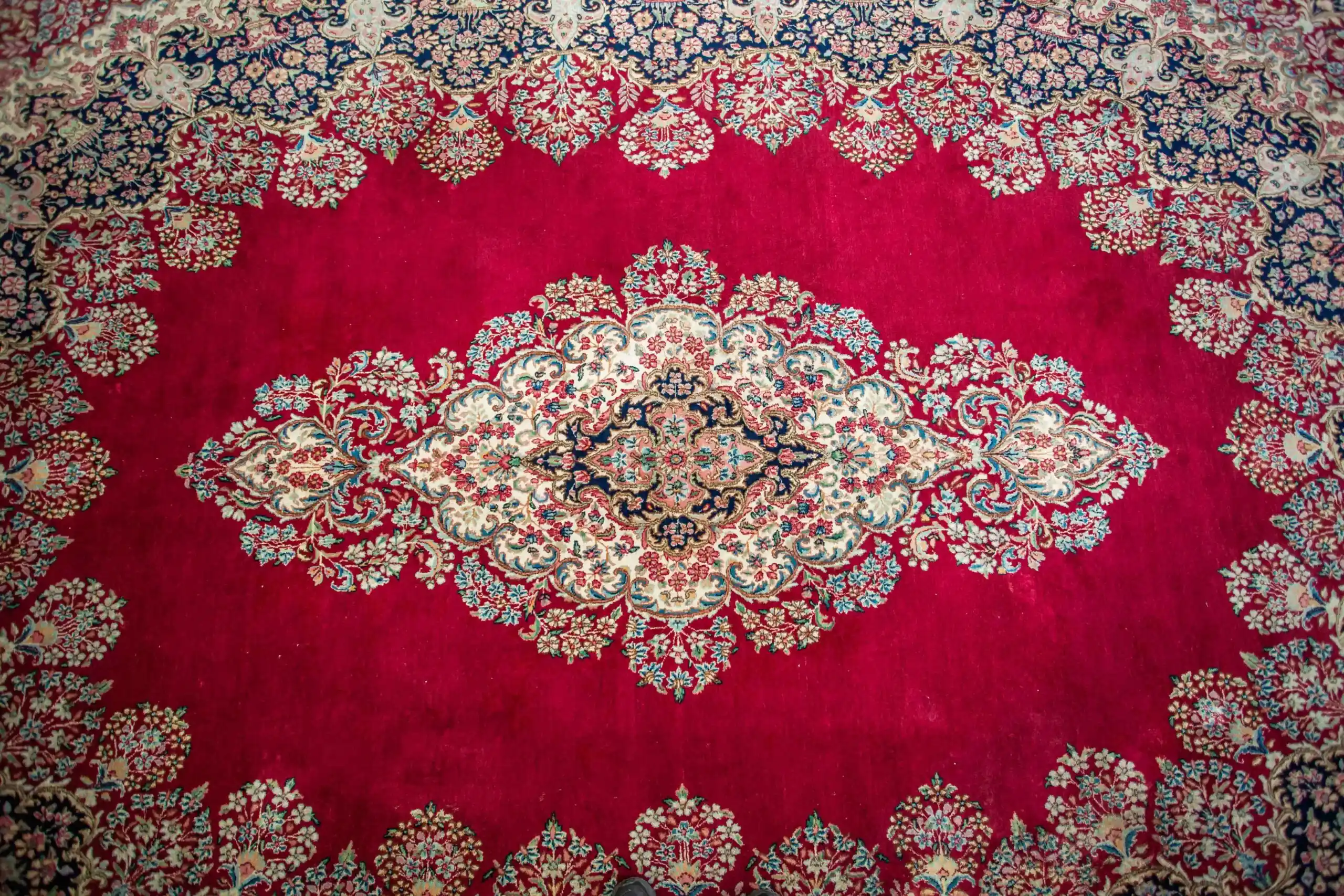 Perský ručně vázaný koberec Kerman 444 x 305 cm Signovaný